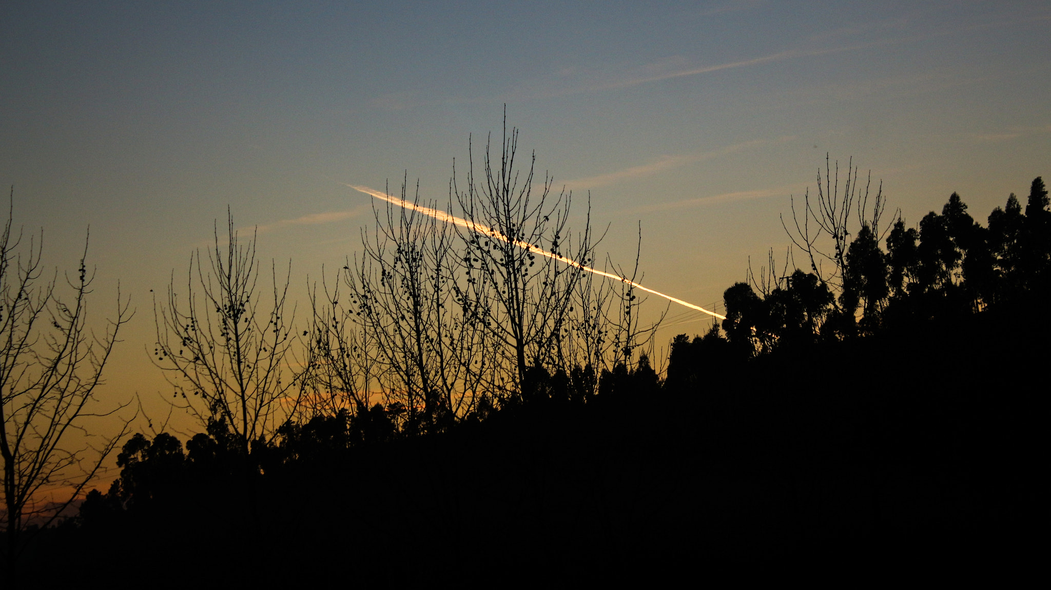 Canon EF-S 18-55mm F3.5-5.6 IS sample photo. Golden hour with a airplane photography