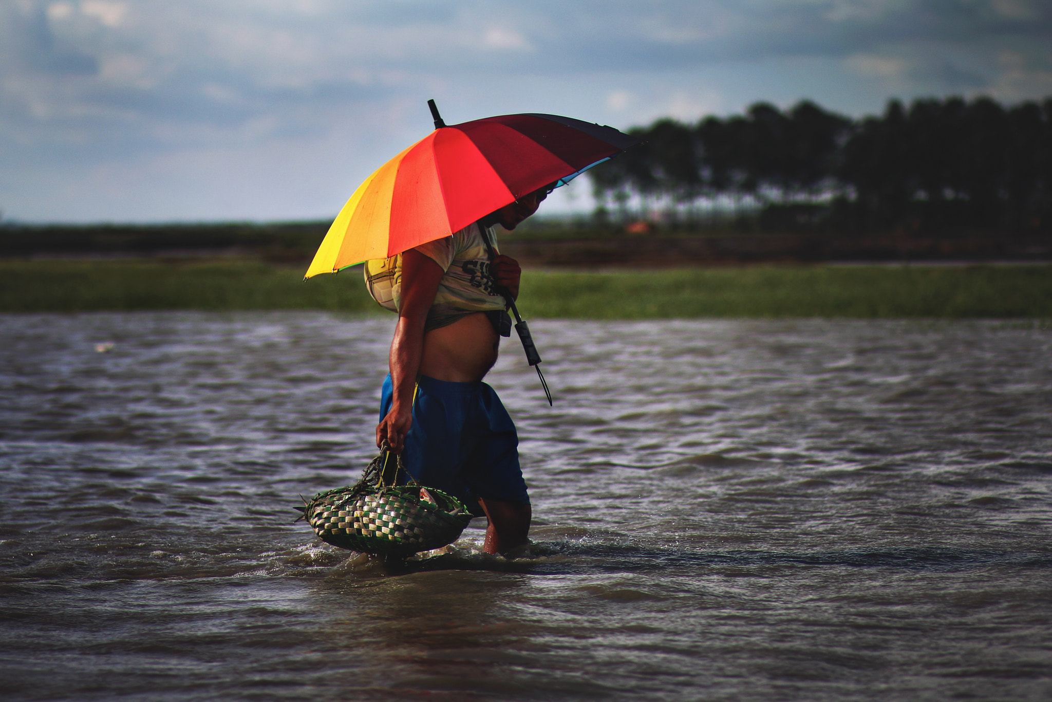 Canon EOS 70D + Canon EF 85mm F1.8 USM sample photo. Fisherman and his colorful umbrella photography