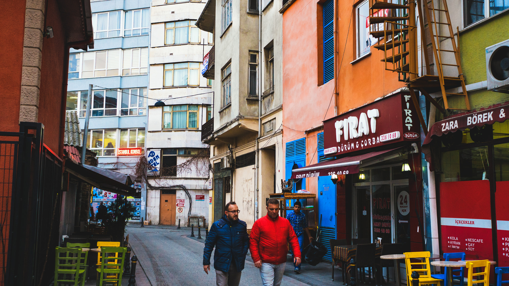 Sony a6300 + Sony Sonnar T* E 24mm F1.8 ZA sample photo. Colorful street photography