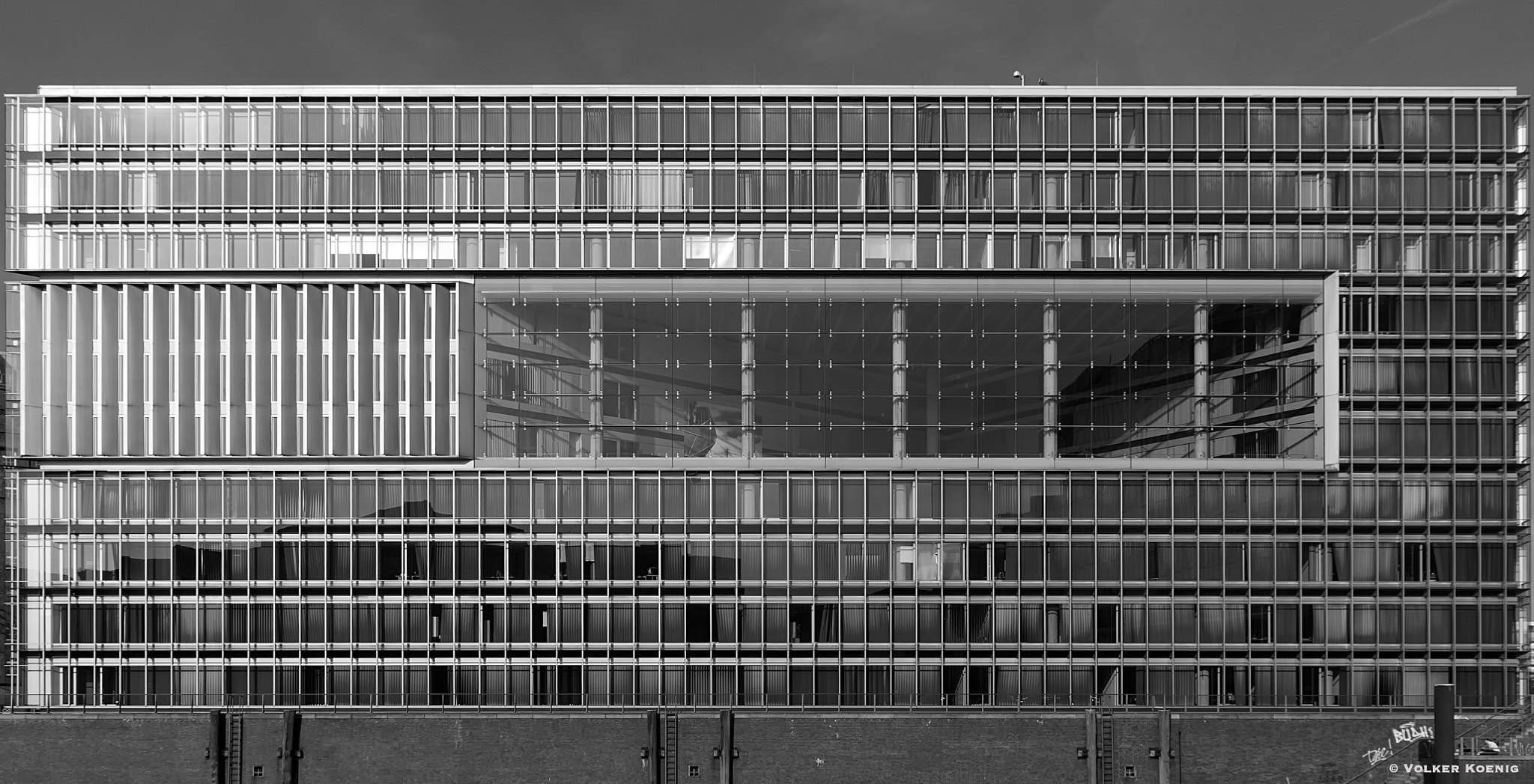 Pentax smc DA* 16-50mm F2.8 ED AL (IF) SDM sample photo. Deichtor center bw photography