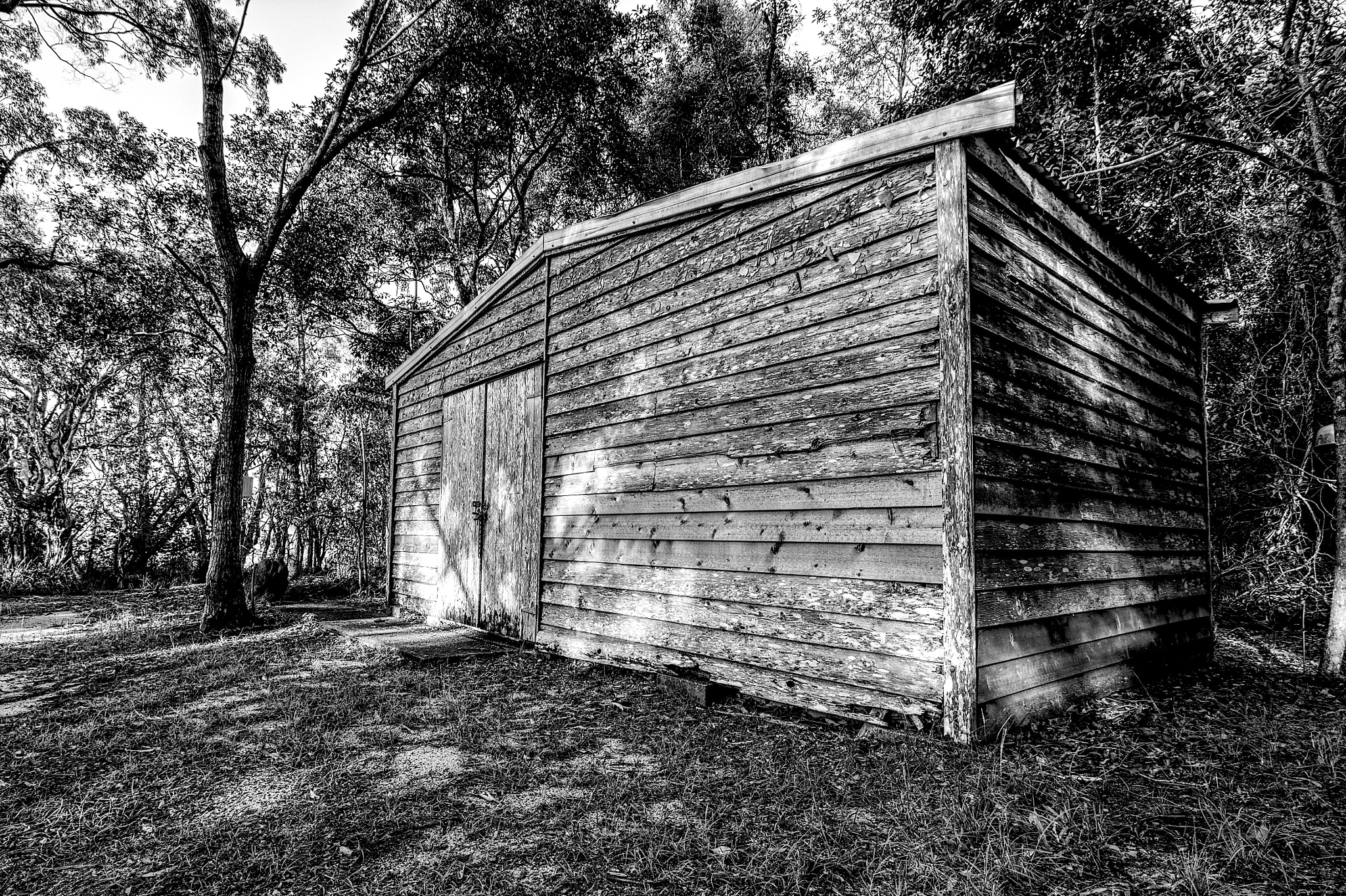 Canon EOS 550D (EOS Rebel T2i / EOS Kiss X4) + Canon EF-S 10-18mm F4.5–5.6 IS STM sample photo. Old shed black and white photography
