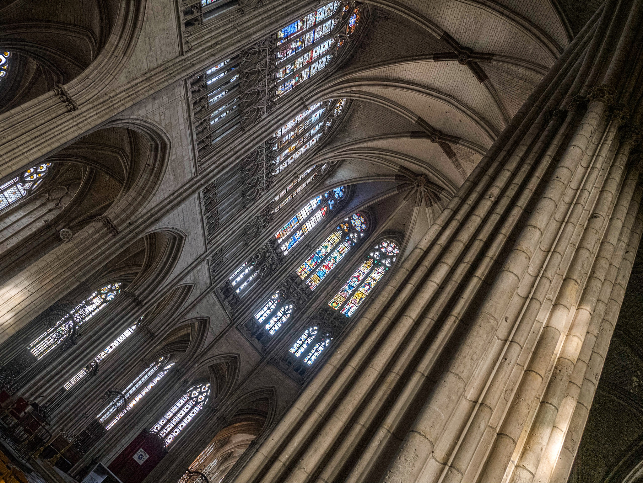 Panasonic Lumix DMC-GX85 (Lumix DMC-GX80 / Lumix DMC-GX7 Mark II) sample photo. Nef de la cathédrale d'evreux en mode hdr photography