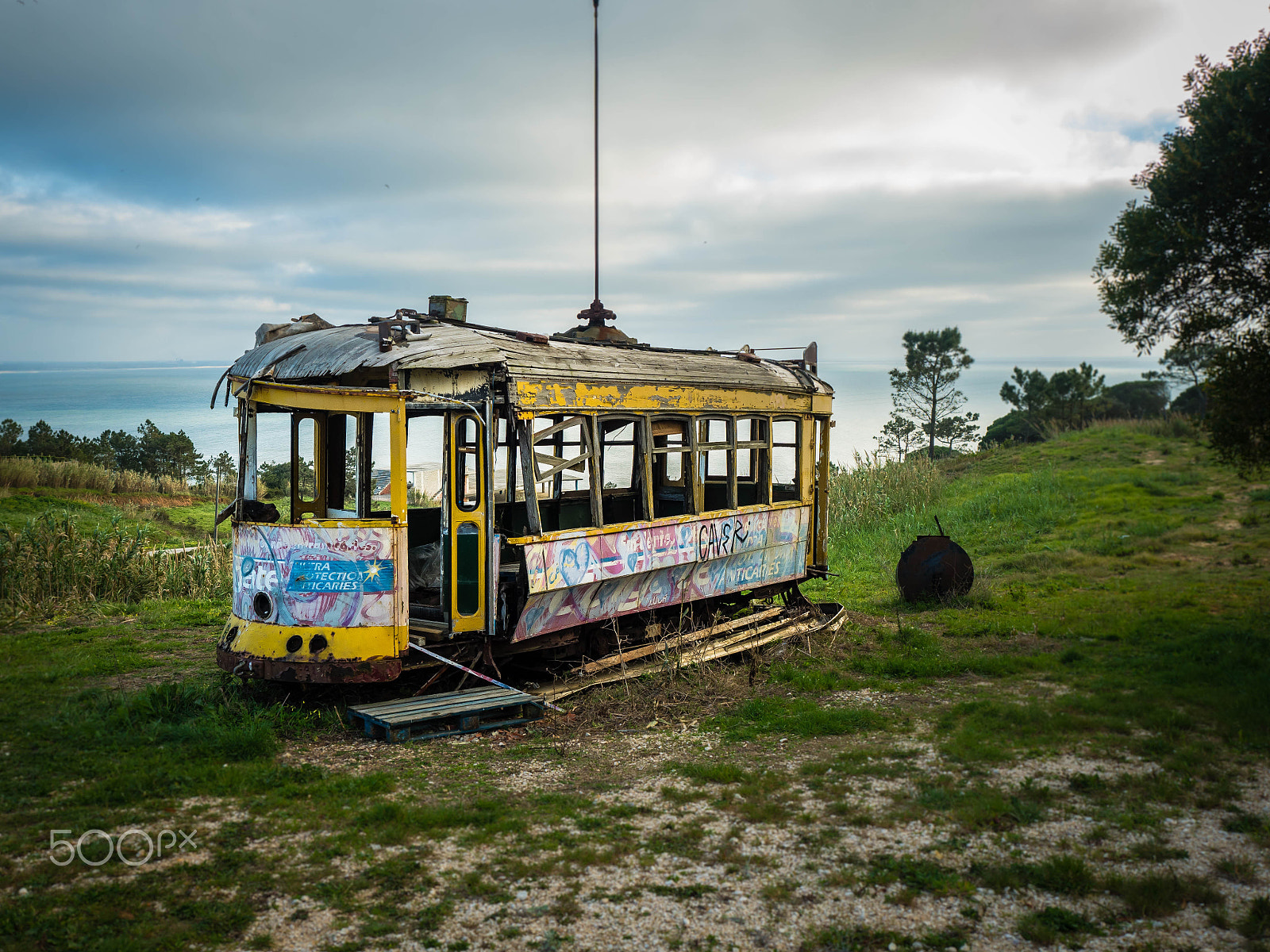 Olympus OM-D E-M5 II sample photo. Tram with atlantic ocean view photography