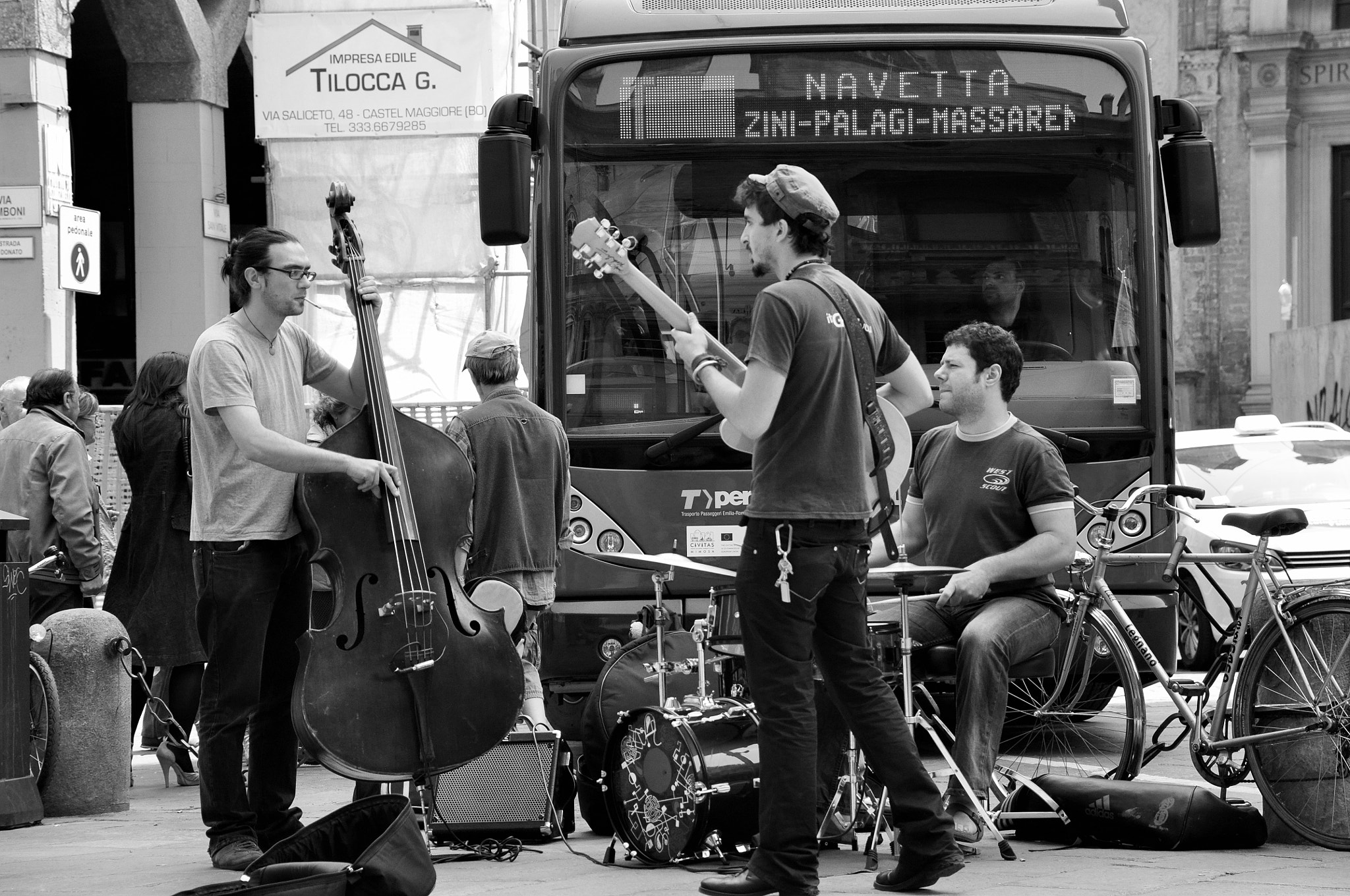 Nikon D5000 sample photo. Aspettando il bus photography