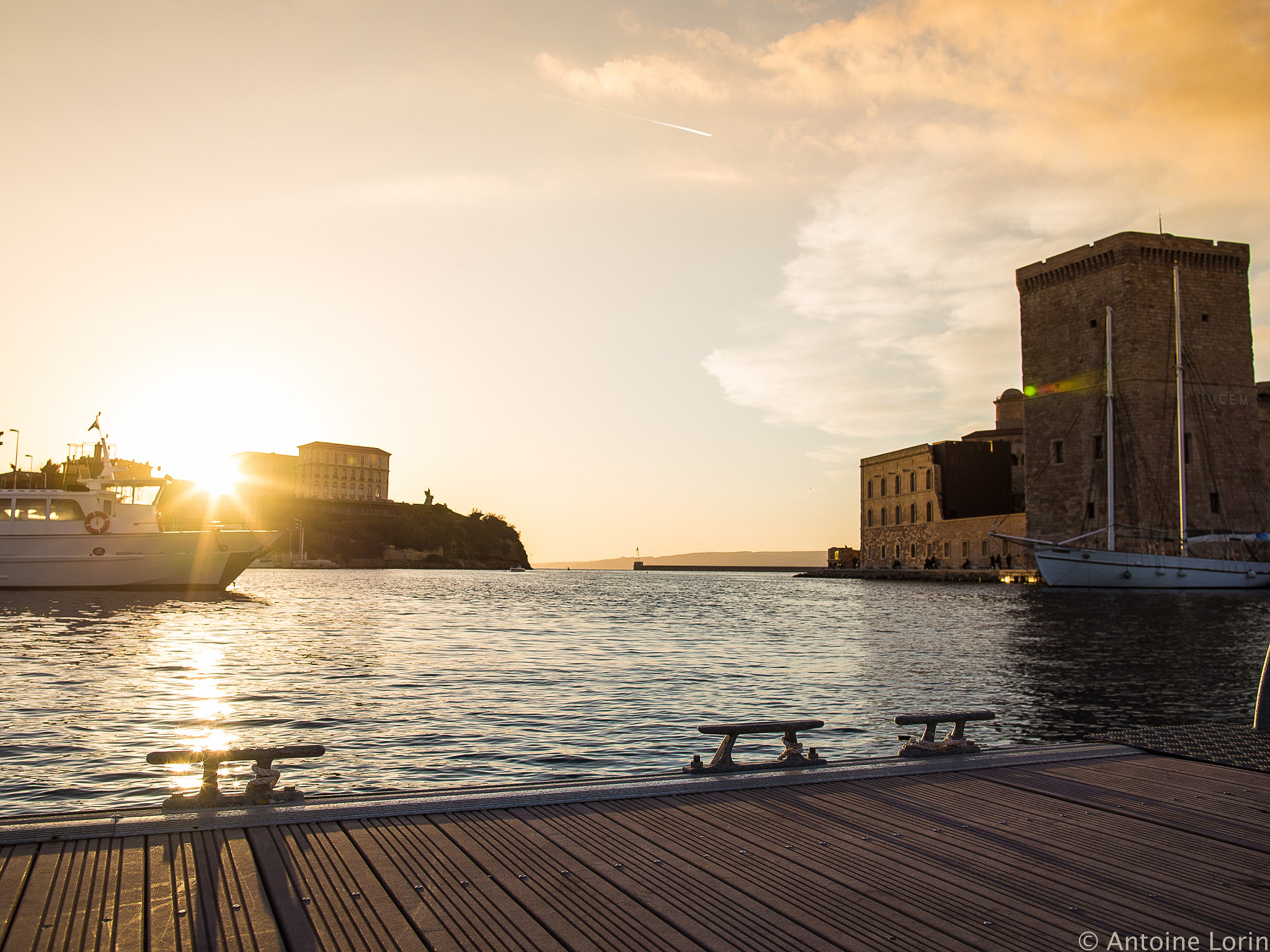 Canon EOS 6D + Canon EF 24mm F1.4L II USM sample photo. Vieux port de marseille photography