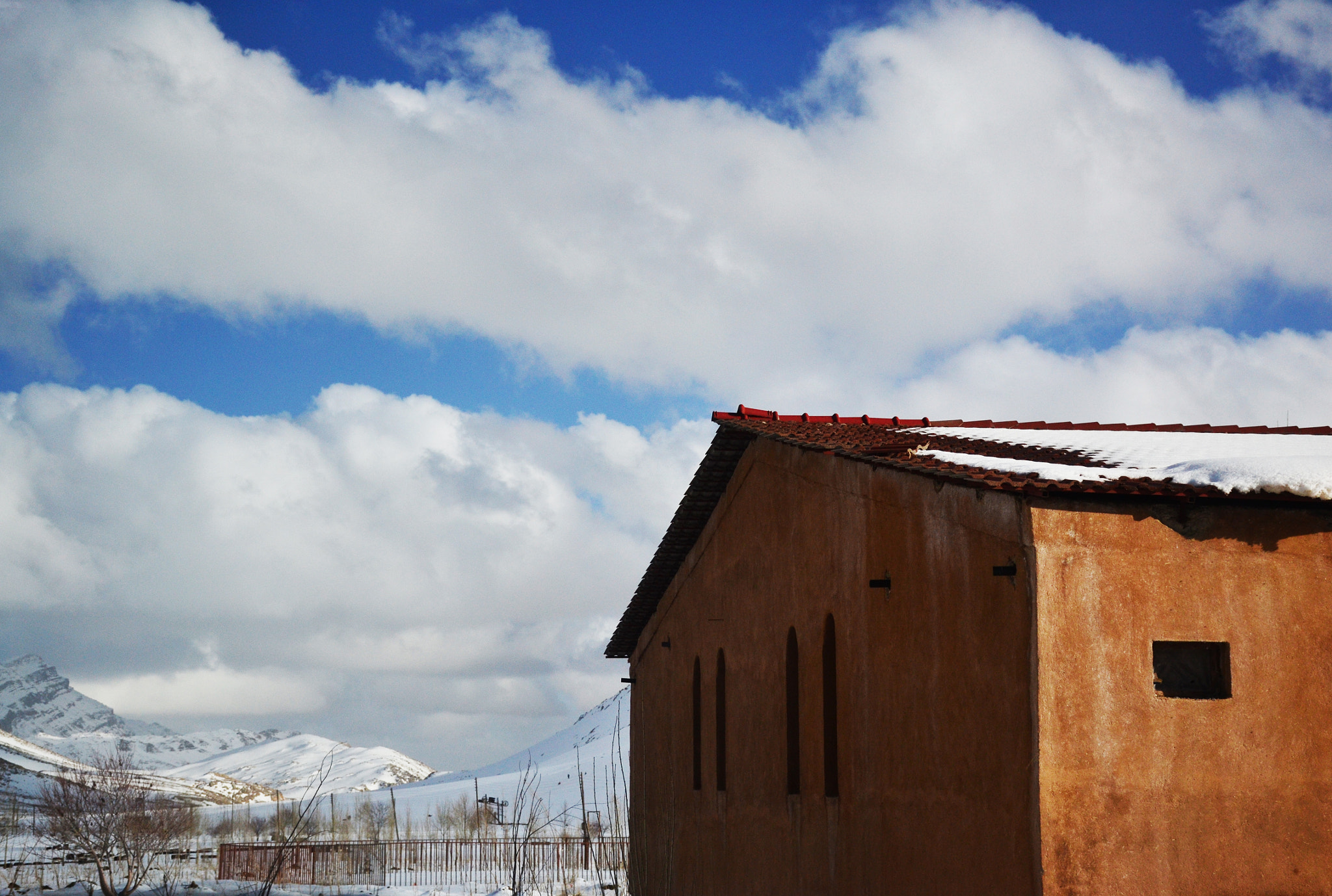 AF Nikkor 28mm f/2.8 sample photo. Winter house photography