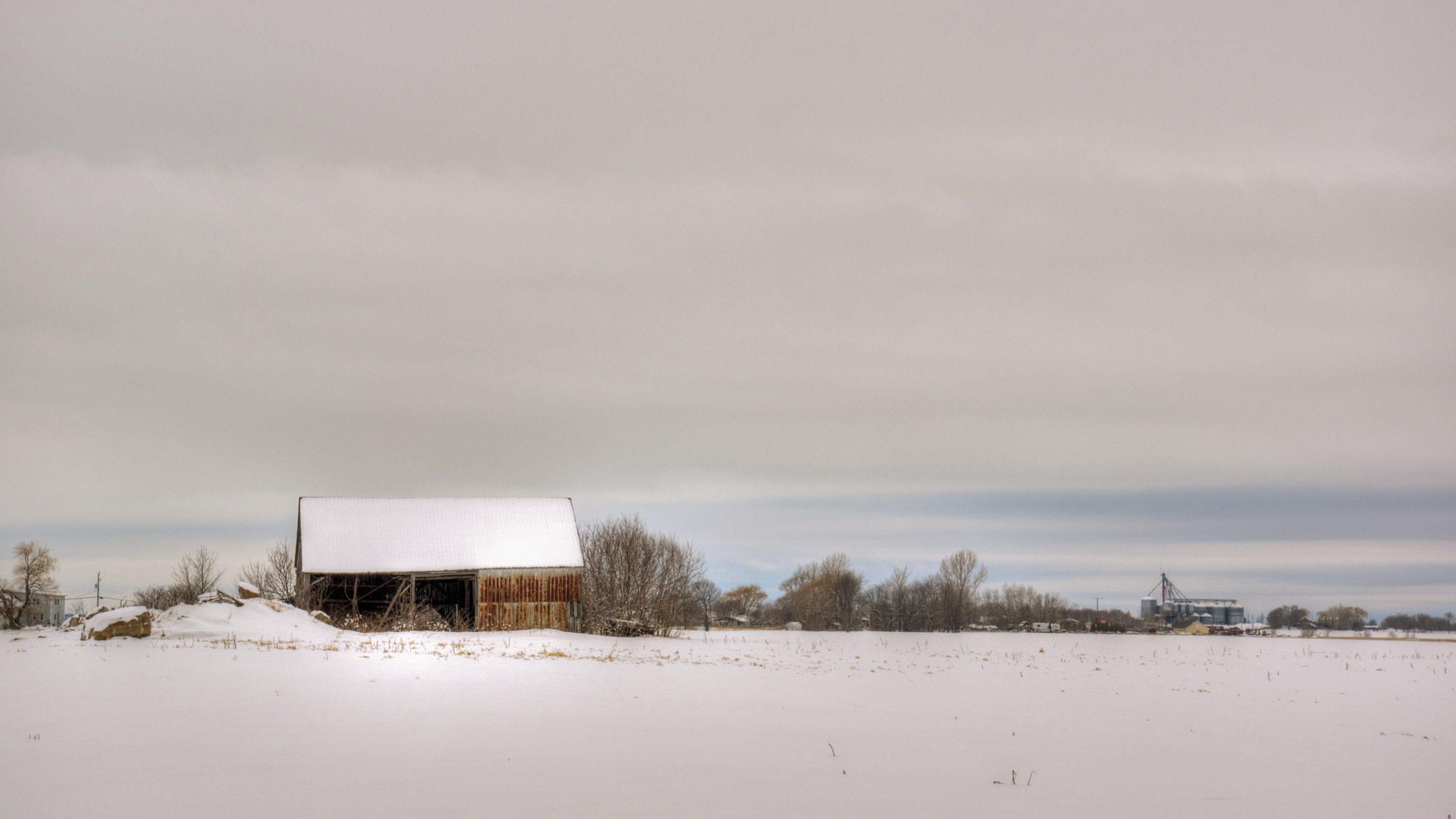 Sony DT 16-105mm F3.5-5.6 sample photo. Winter old barn photography