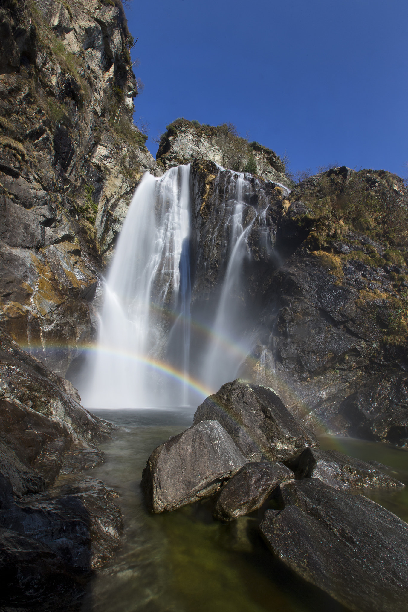 Canon EOS-1D X + Canon EF 16-35mm F2.8L II USM sample photo. Waterfall maggia photography