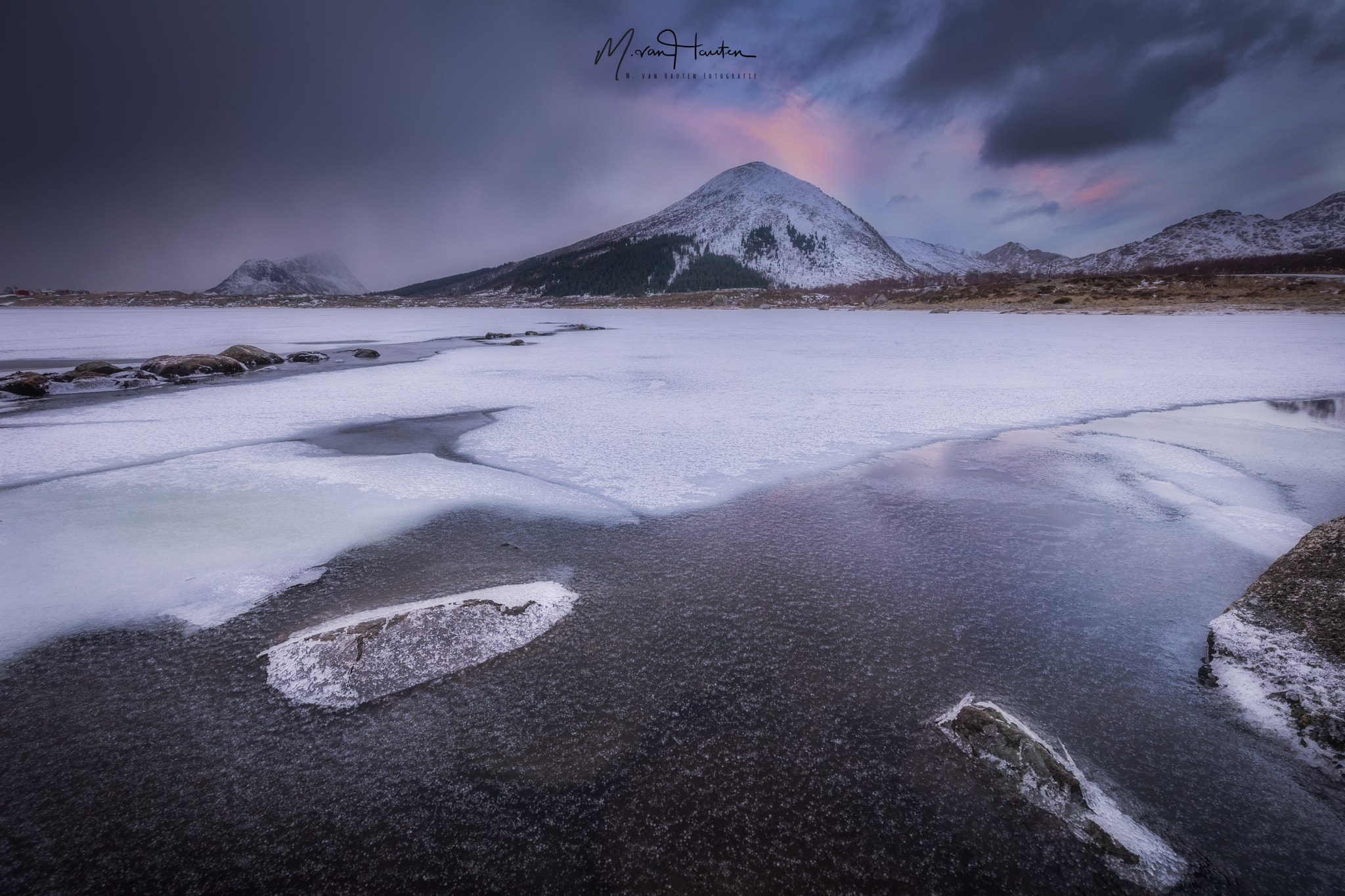 Canon EOS 5D Mark IV + Canon EF 11-24mm F4L USM sample photo. A little bit of light... photography