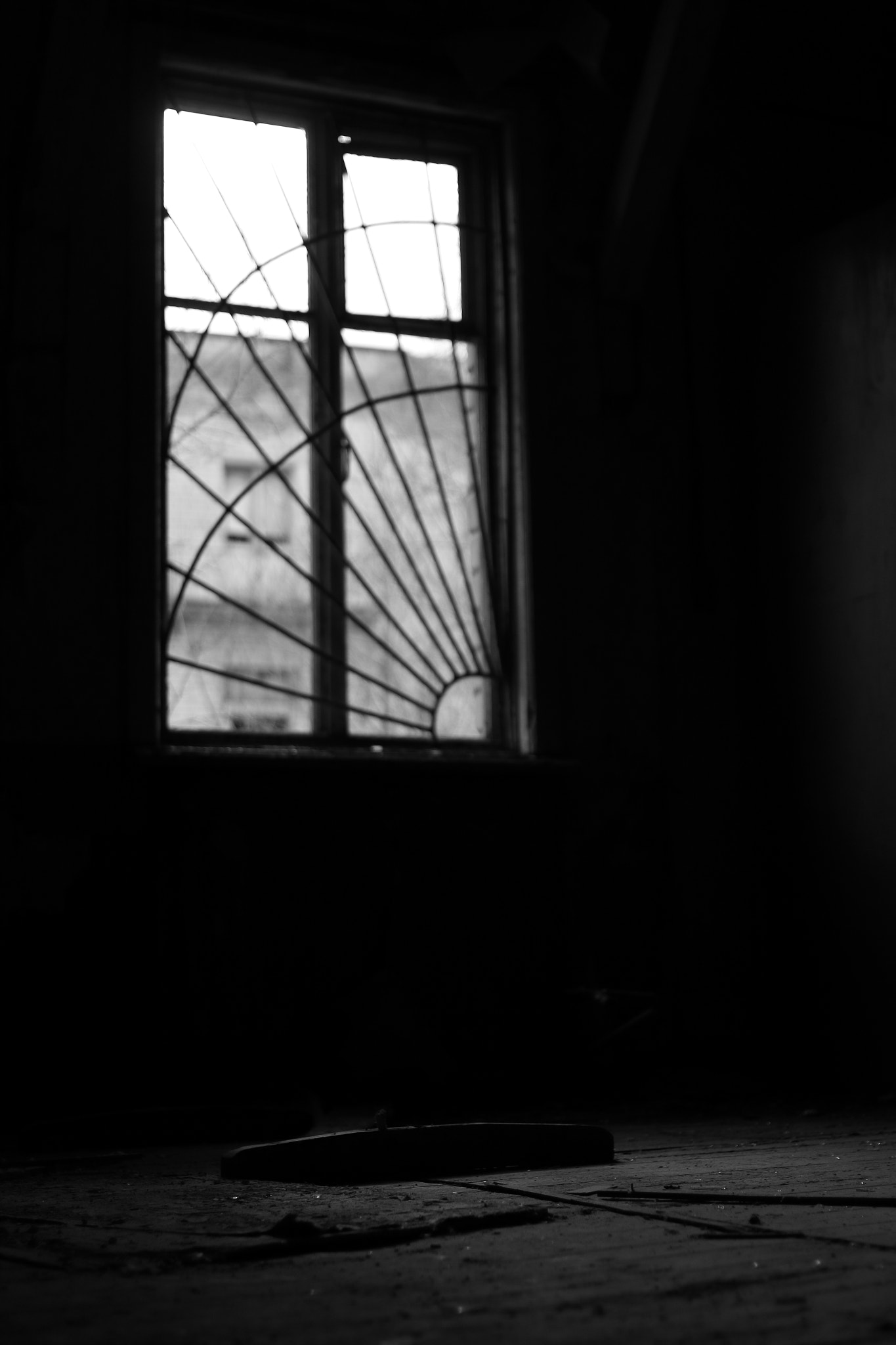 Canon EOS 700D (EOS Rebel T5i / EOS Kiss X7i) + Canon EF 35mm F2 sample photo. The window photography