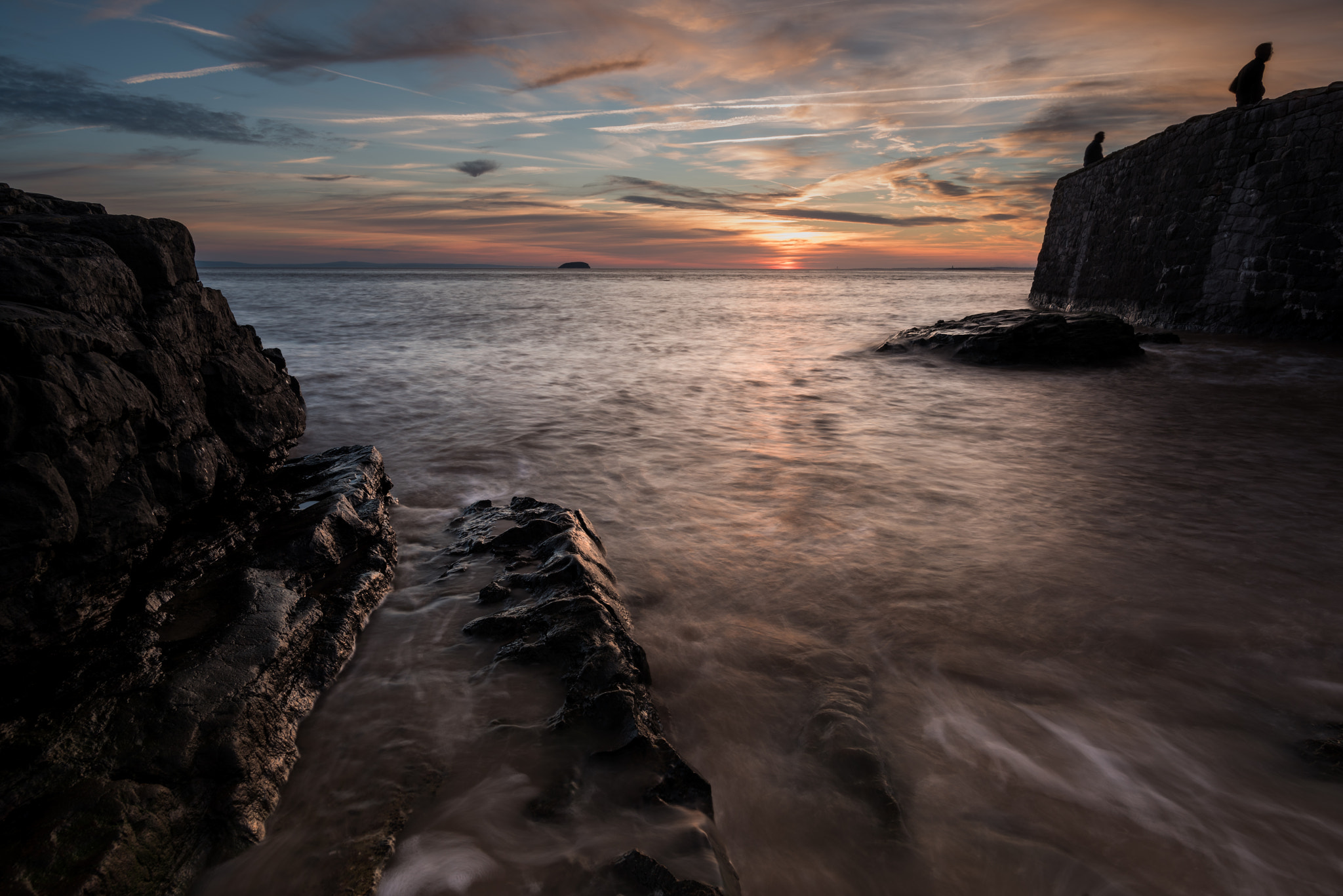 Nikon D810 + Nikon AF-S Nikkor 20mm F1.8G ED sample photo. Silhouettes on the sea wall photography