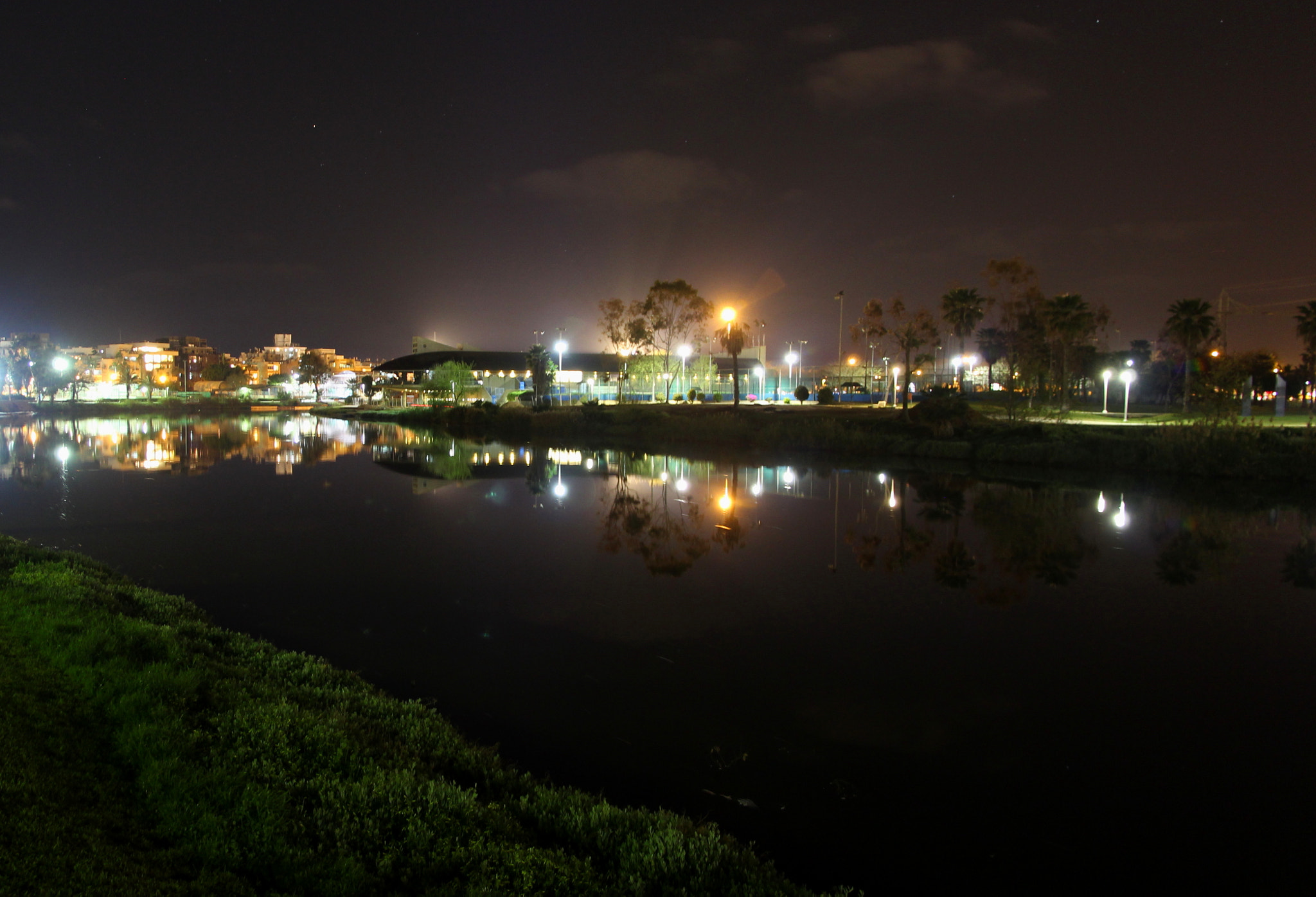 Canon EOS 1200D (EOS Rebel T5 / EOS Kiss X70 / EOS Hi) sample photo. Night walk photography