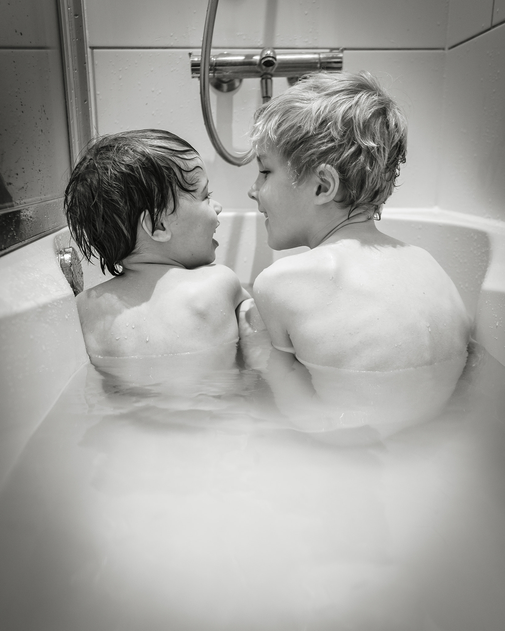 Fujifilm X-Pro2 sample photo. Chiel (left) and joep in a bath photography