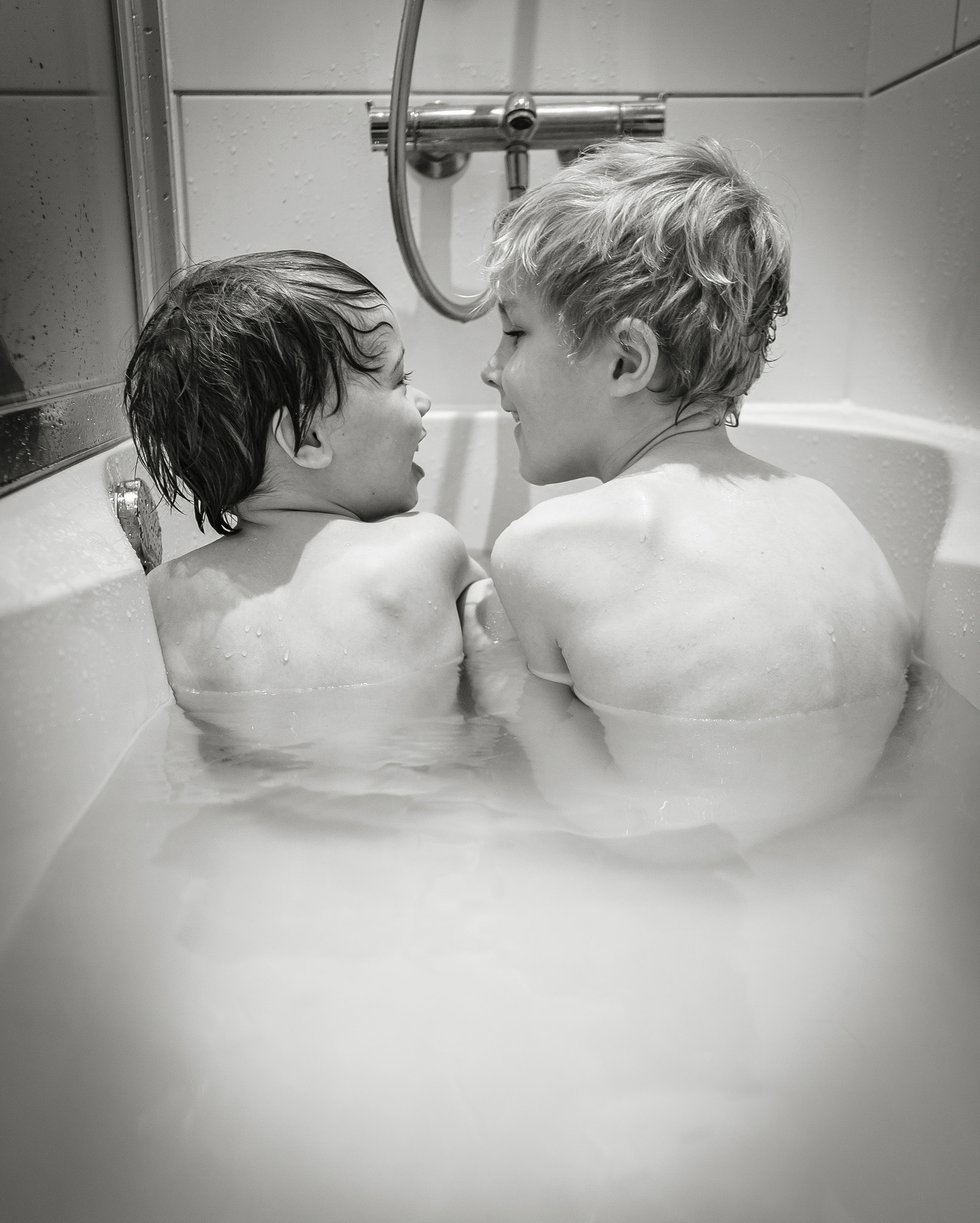 Fujifilm X-Pro2 + Fujifilm XF 23mm F2 R WR sample photo. Chiel (left) and joep in a bath photography