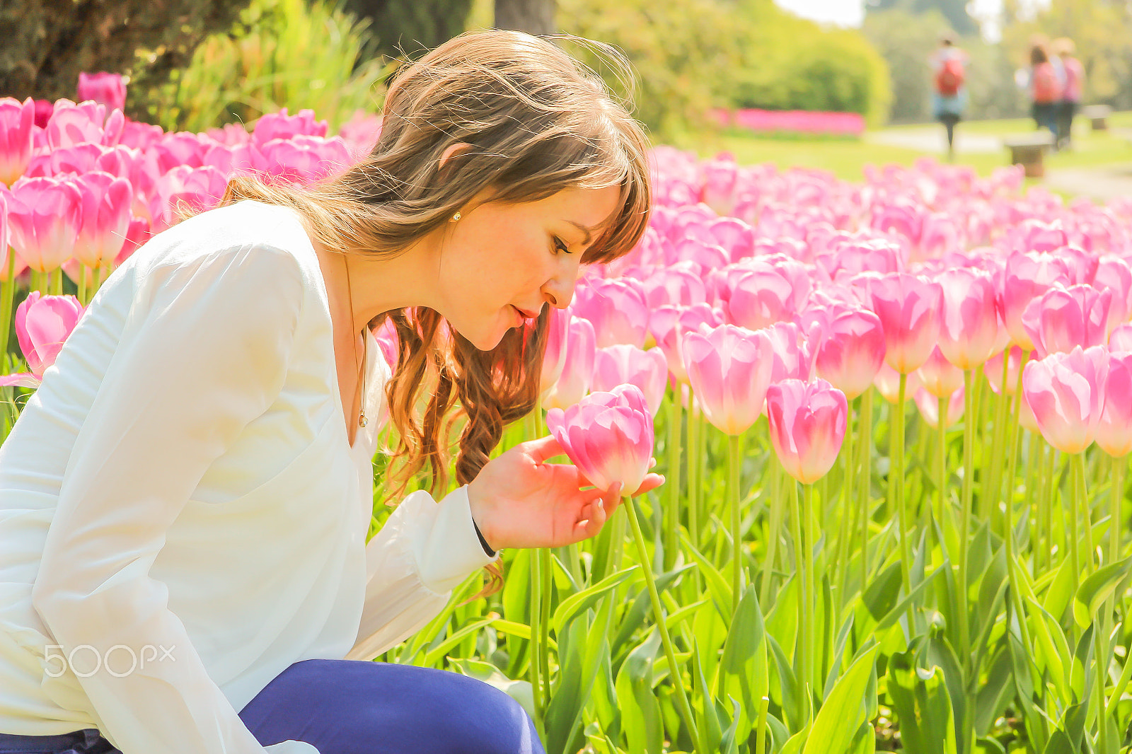 Canon EF-S 17-85mm F4-5.6 IS USM sample photo. Young woman breathe tulips in sigurta parc verona photography