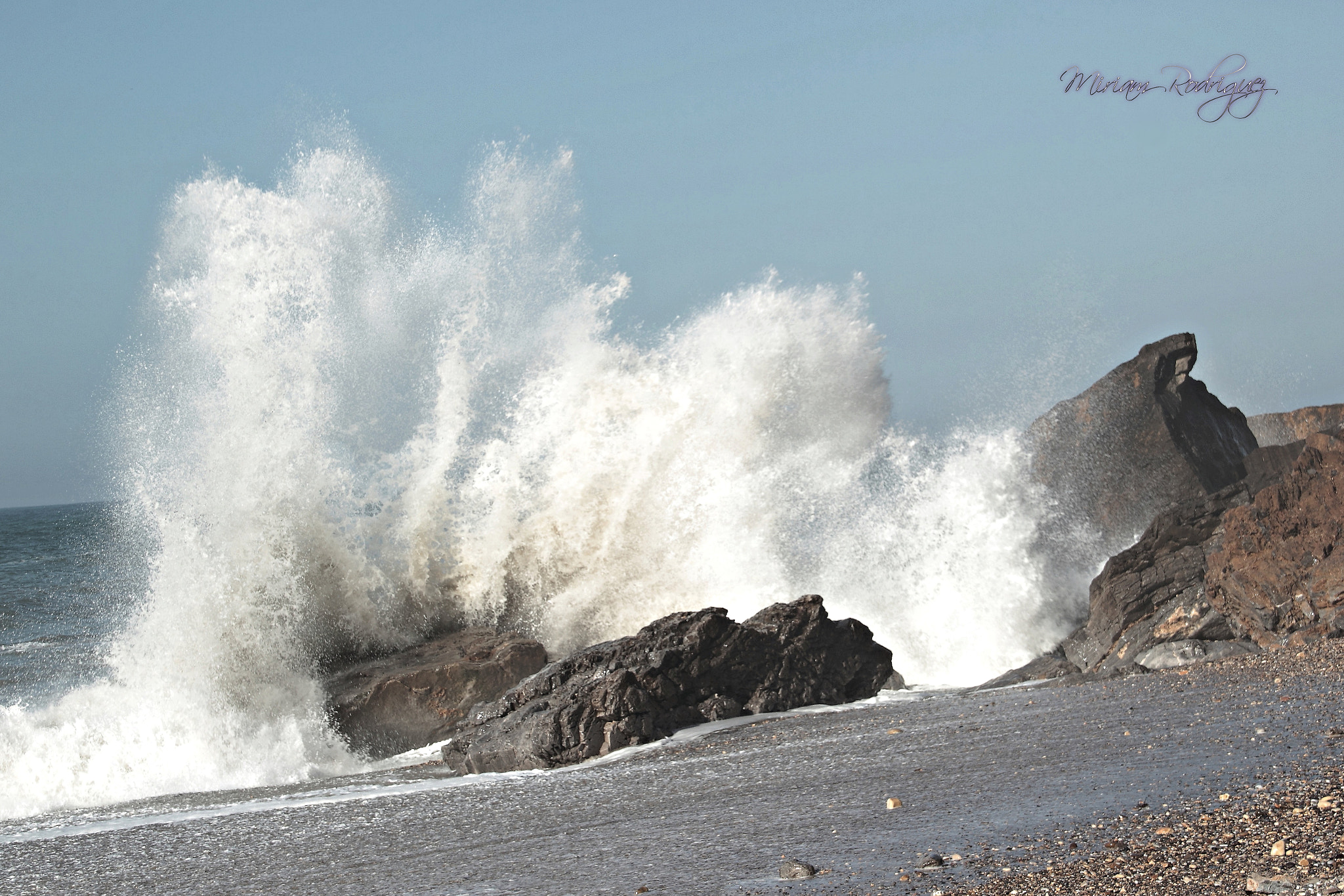 Canon EOS 550D (EOS Rebel T2i / EOS Kiss X4) sample photo. Rompiendo en la orilla photography