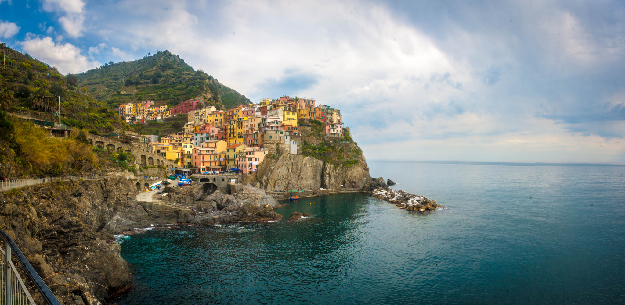 Canon EF-S 18-55mm F3.5-5.6 IS sample photo. Manarola pano photography