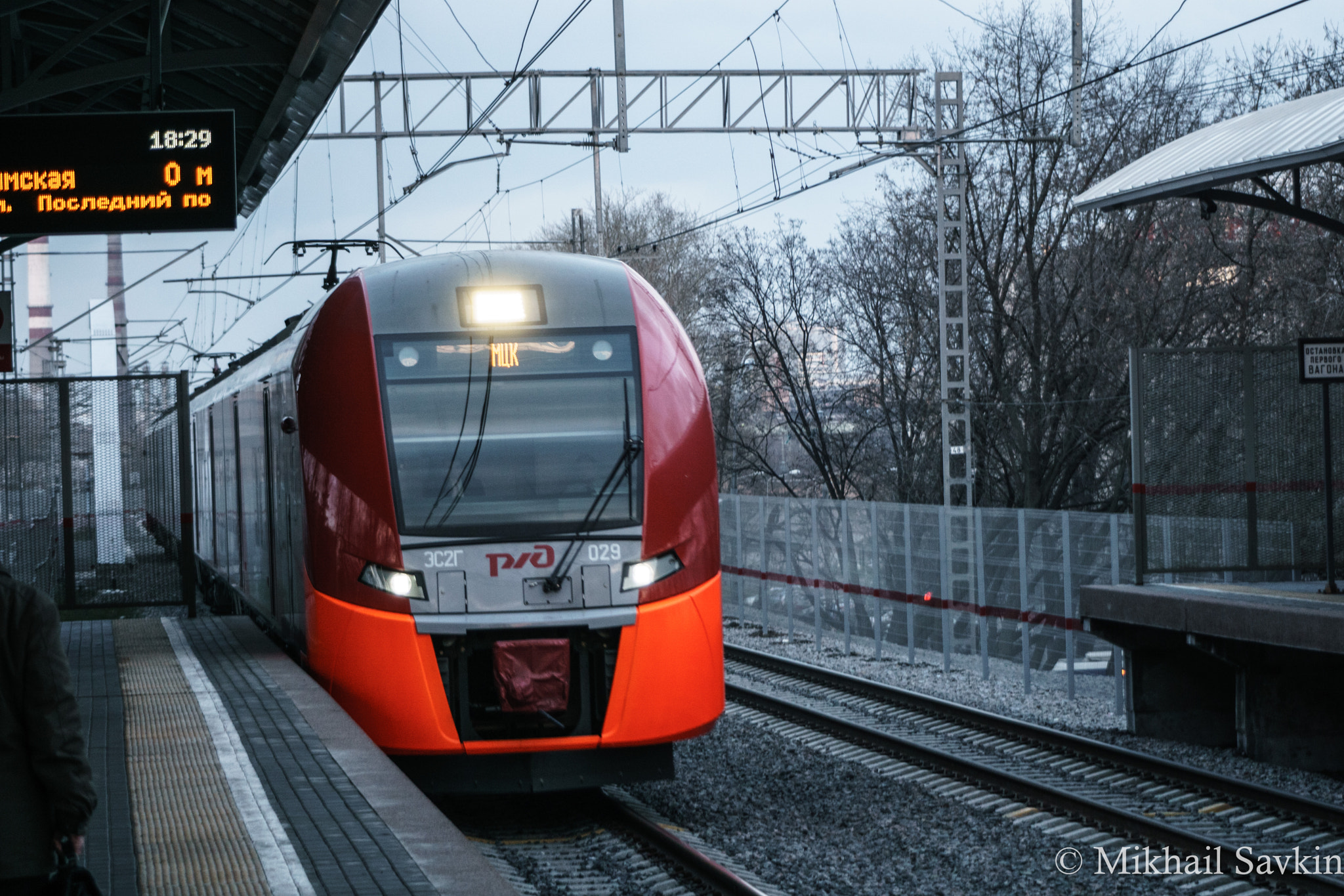 Sony a6000 + Canon EF 80-200mm F4.5-5.6 II sample photo. Moscow train metro line photography