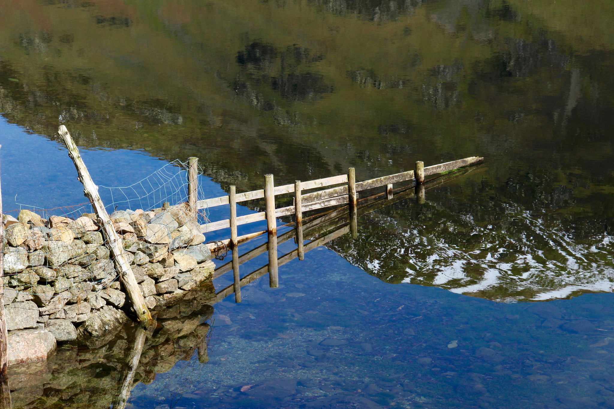 Canon EF-S 18-200mm F3.5-5.6 IS sample photo. Fence reflections photography