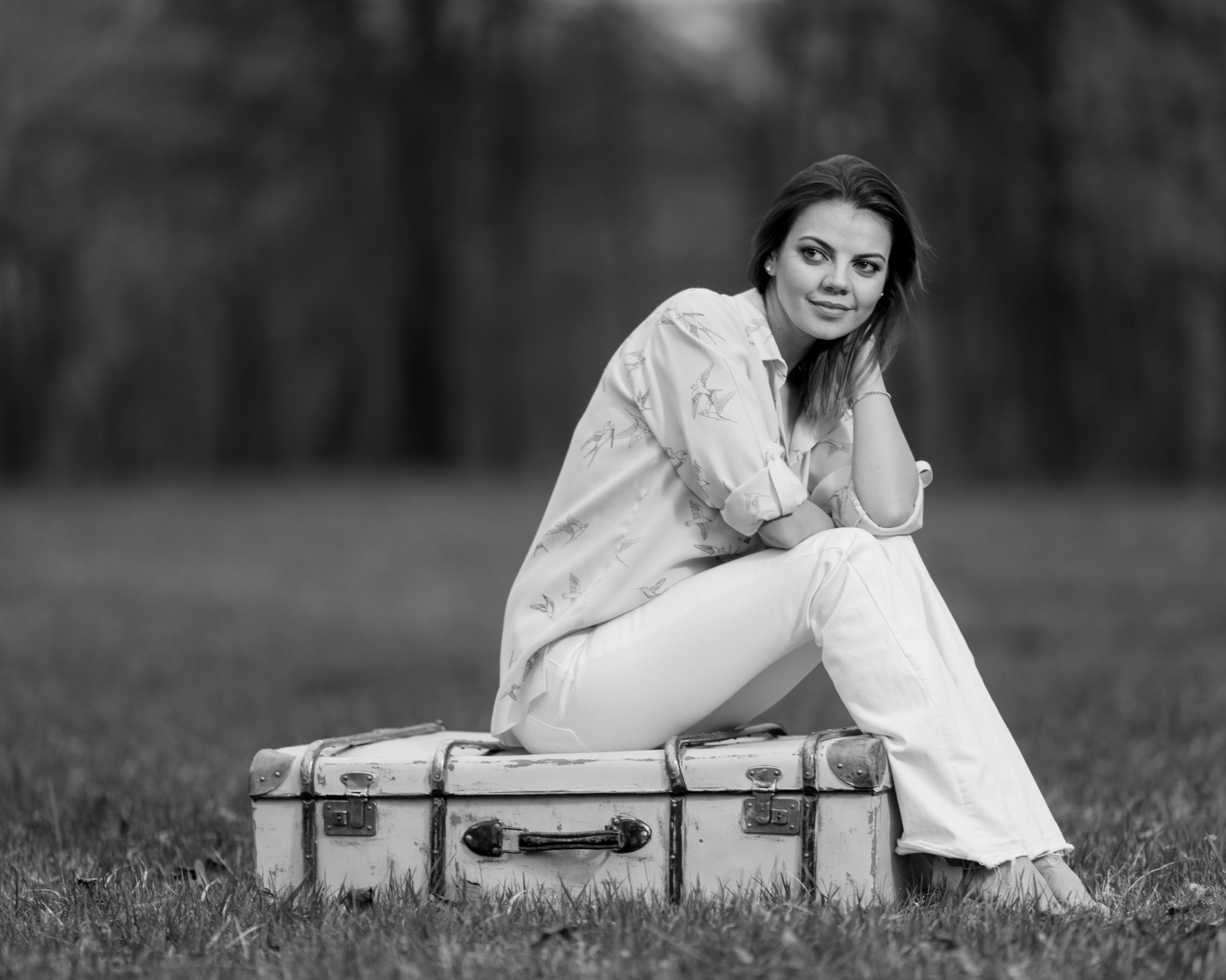 Sony a99 II sample photo. Girl and old suitcase photography