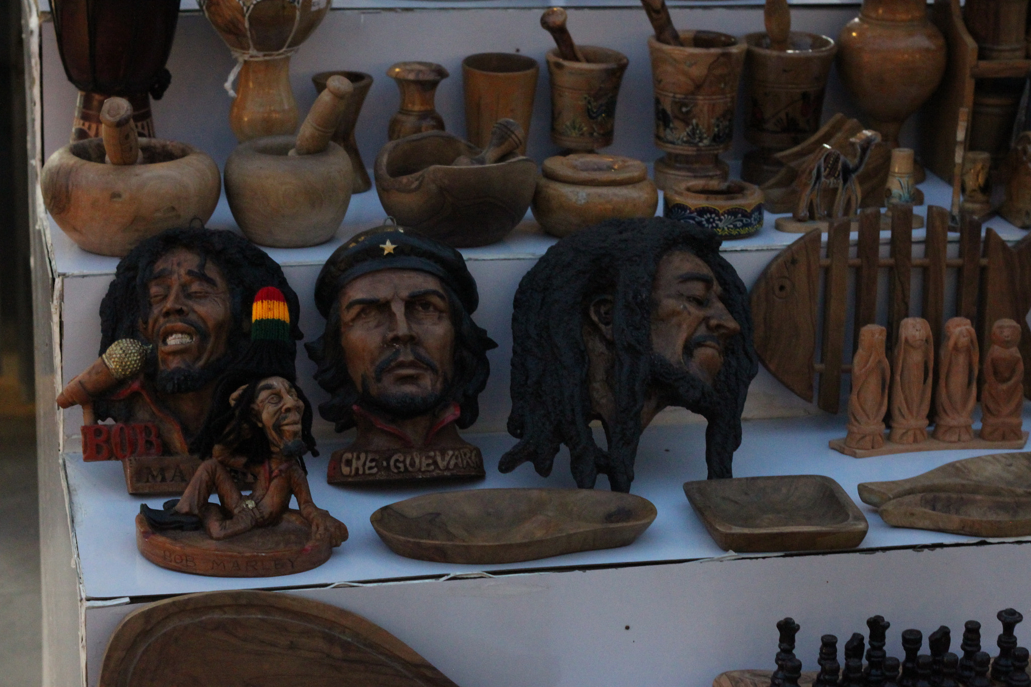 Canon EOS 500D (EOS Rebel T1i / EOS Kiss X3) sample photo. Bob marley and che guevara sculptures photography