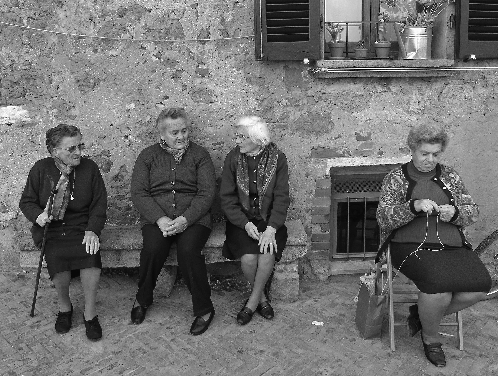 Olympus C5060WZ sample photo. Tuscany hill town women photography