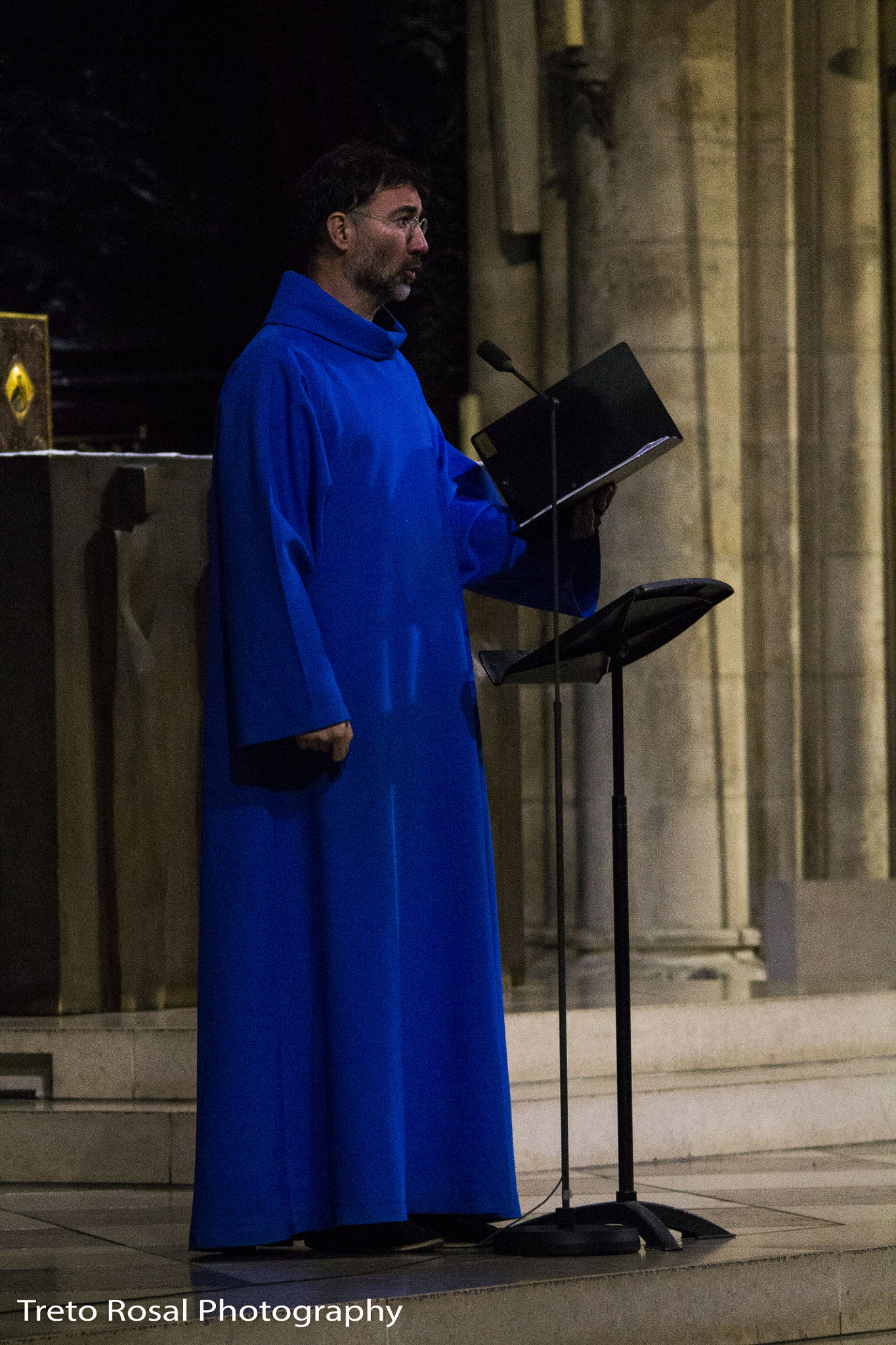 Sigma 150-500mm F5-6.3 DG OS HSM sample photo. Priest singing photography