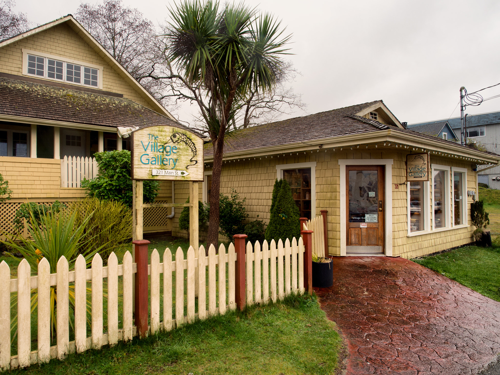 Olympus OM-D E-M5 sample photo. The yellow house... photography