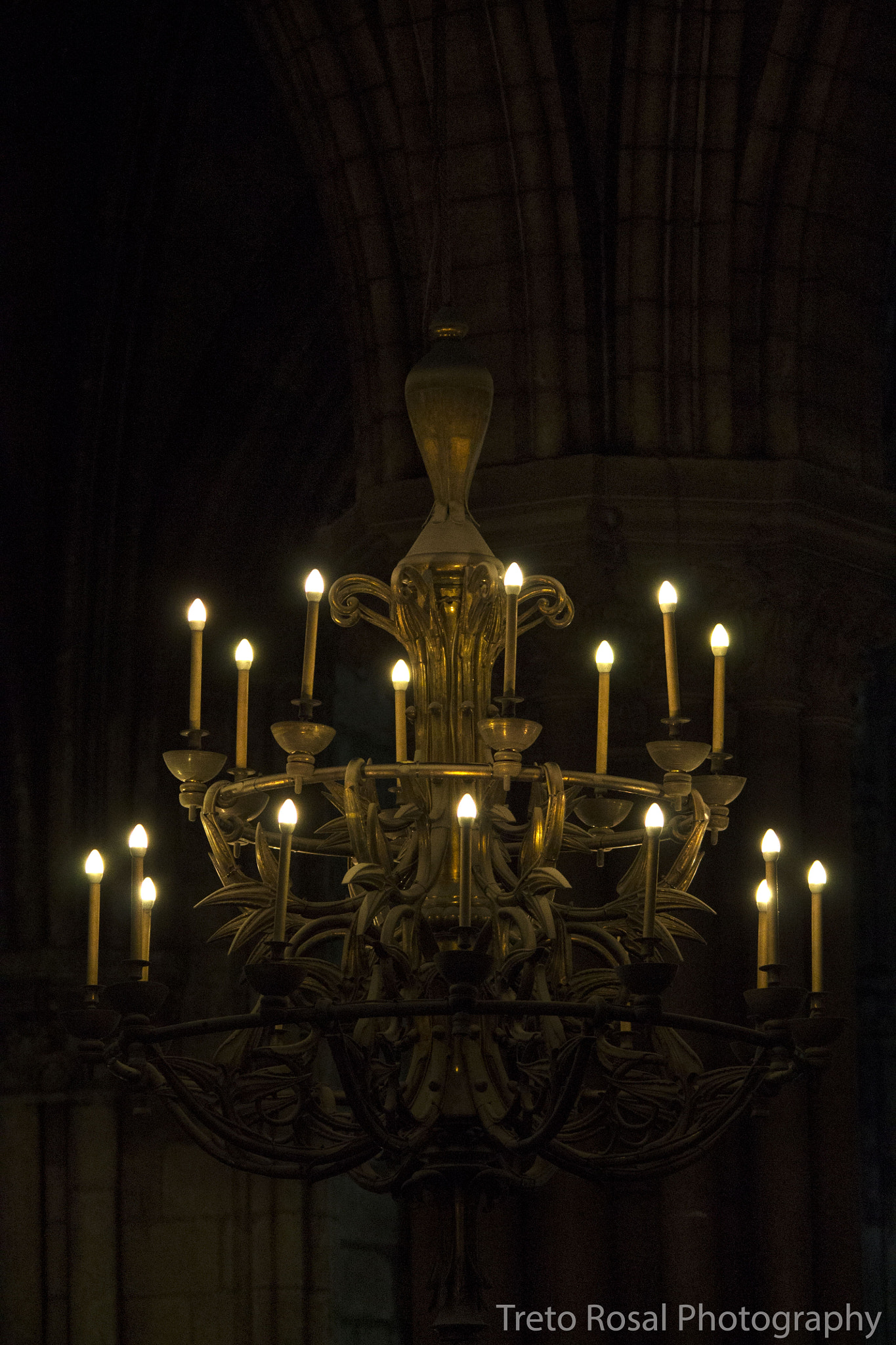 Canon EOS 1100D (EOS Rebel T3 / EOS Kiss X50) sample photo. Chandelier in sacre coeur photography