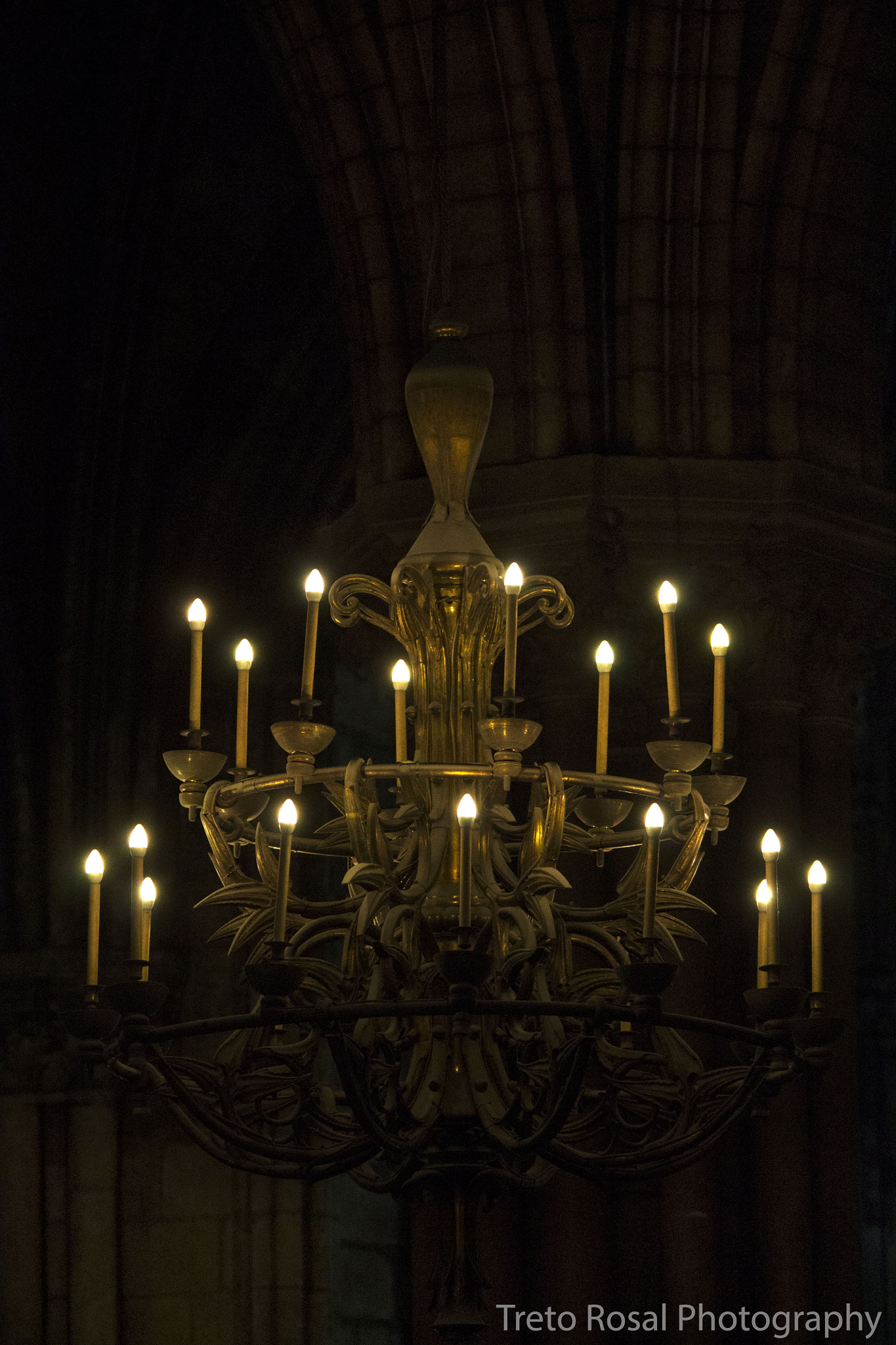 Sigma 150-500mm F5-6.3 DG OS HSM sample photo. Chandelier in sacre coeur photography