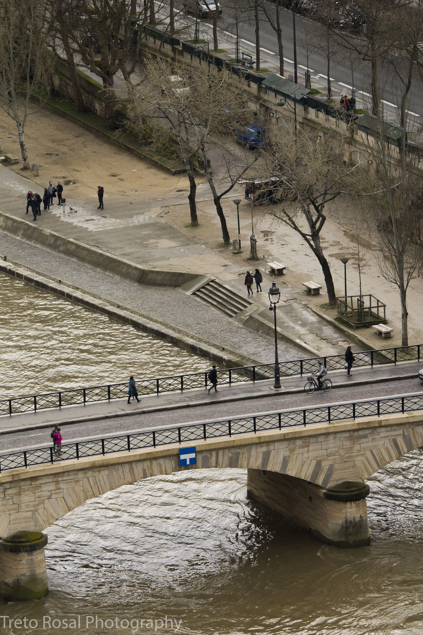 Canon EOS 1100D (EOS Rebel T3 / EOS Kiss X50) sample photo. People walking over seine photography