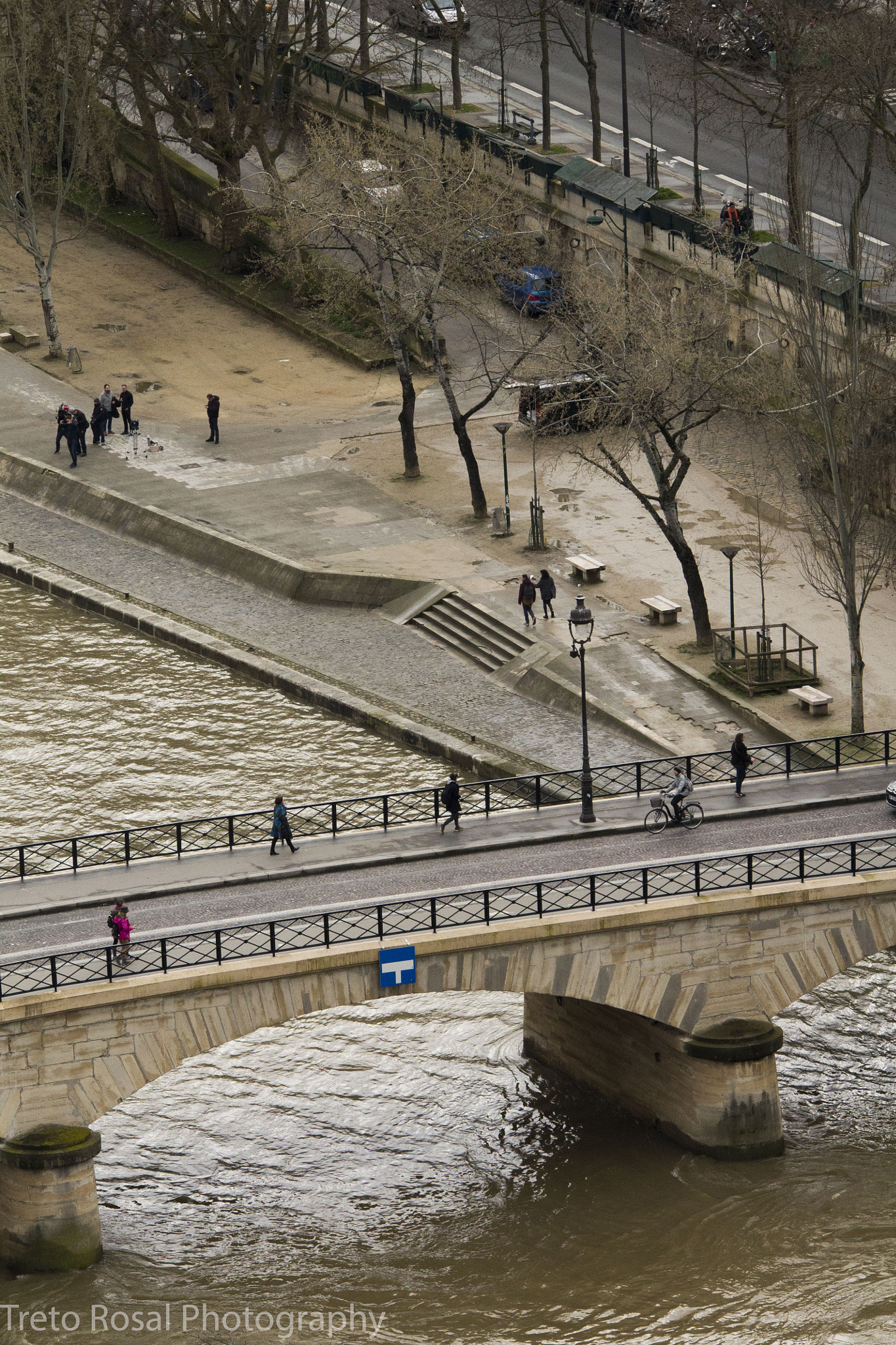 Canon EOS 1100D (EOS Rebel T3 / EOS Kiss X50) + Sigma 150-500mm F5-6.3 DG OS HSM sample photo. People walking over seine photography