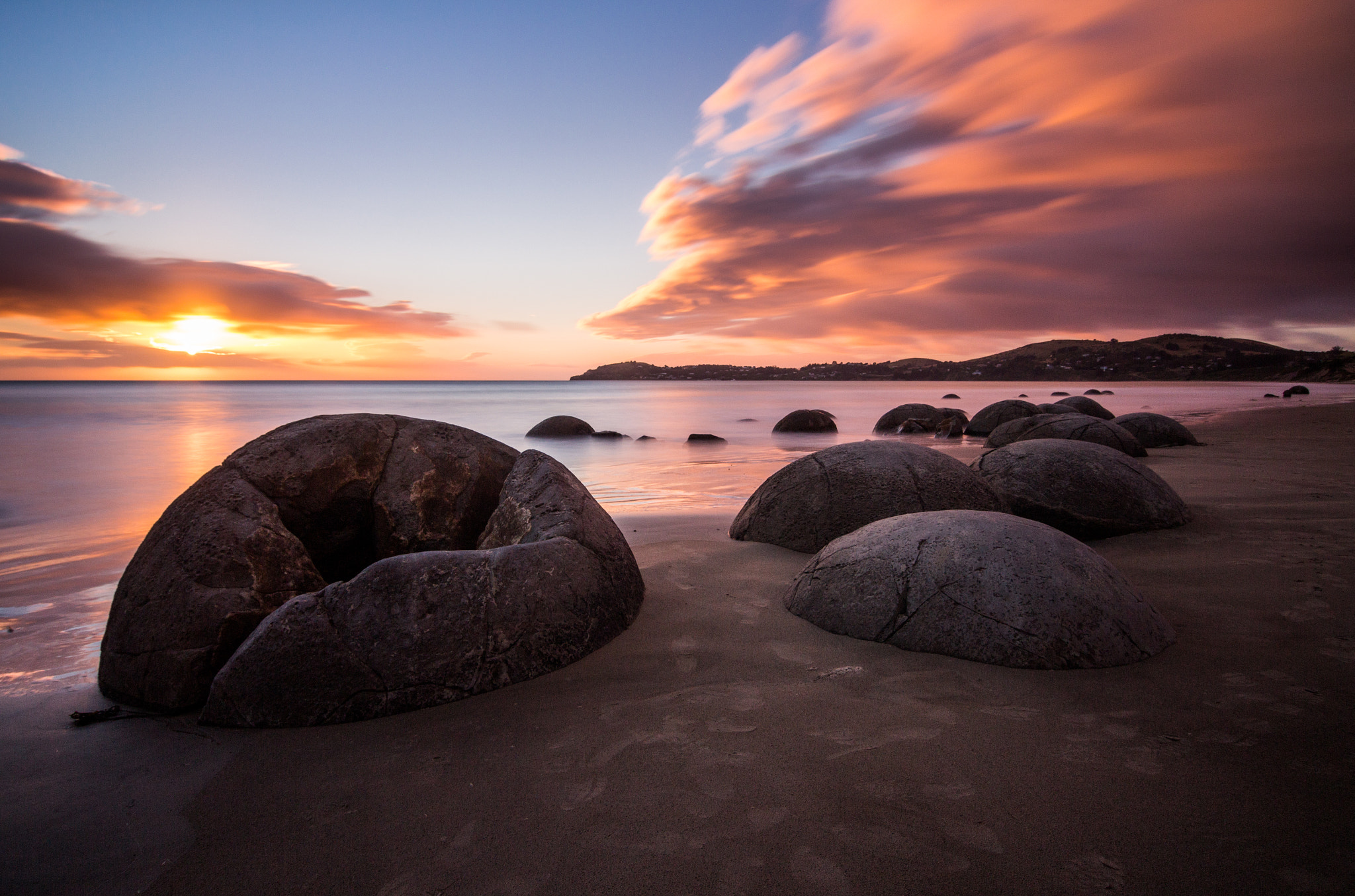 Tokina AT-X Pro 12-24mm F4 (IF) DX sample photo. Moeraki sunrise photography