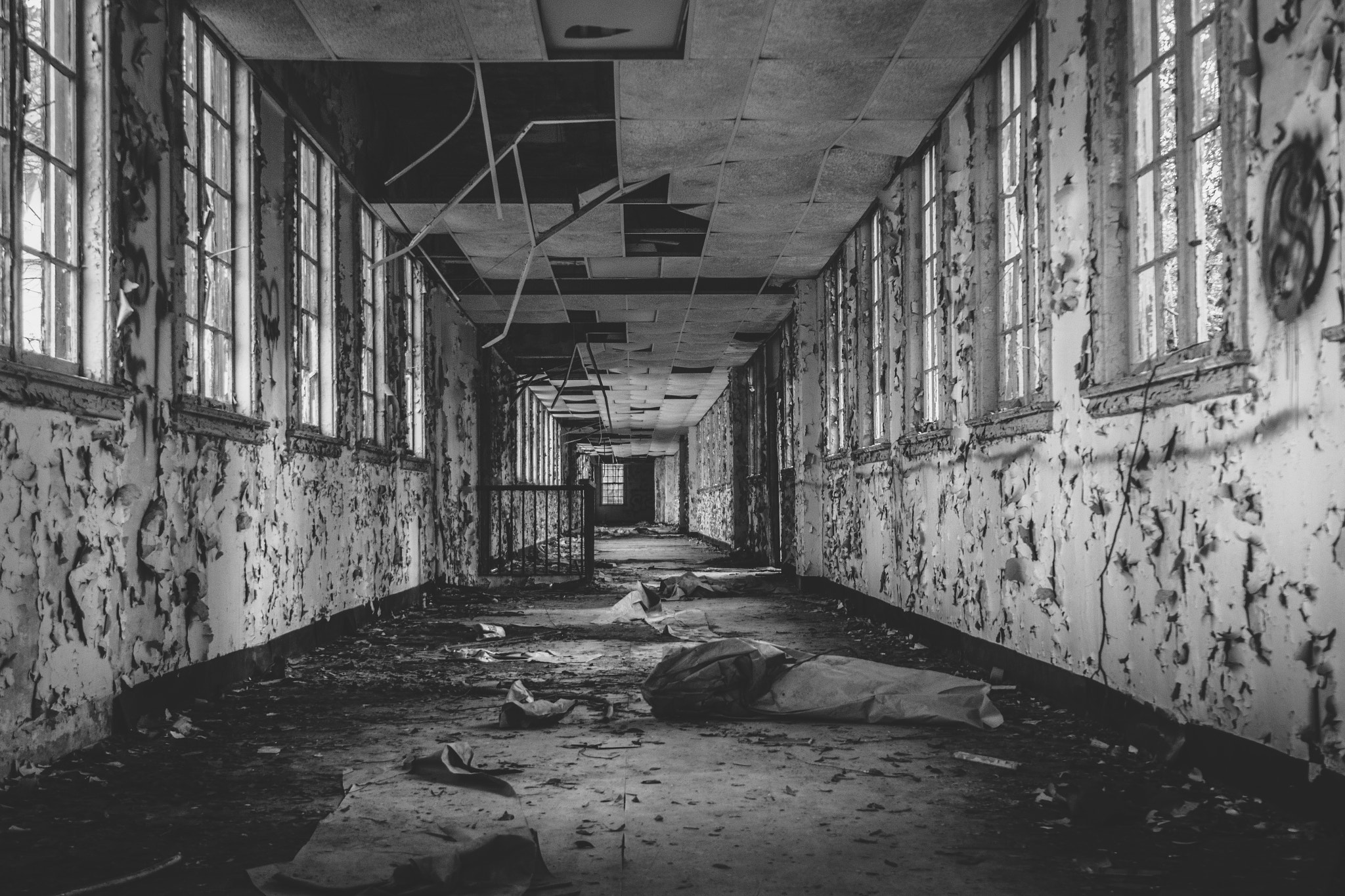 Canon EF 28-135mm F3.5-5.6 IS USM sample photo. Abandoned hallway photography