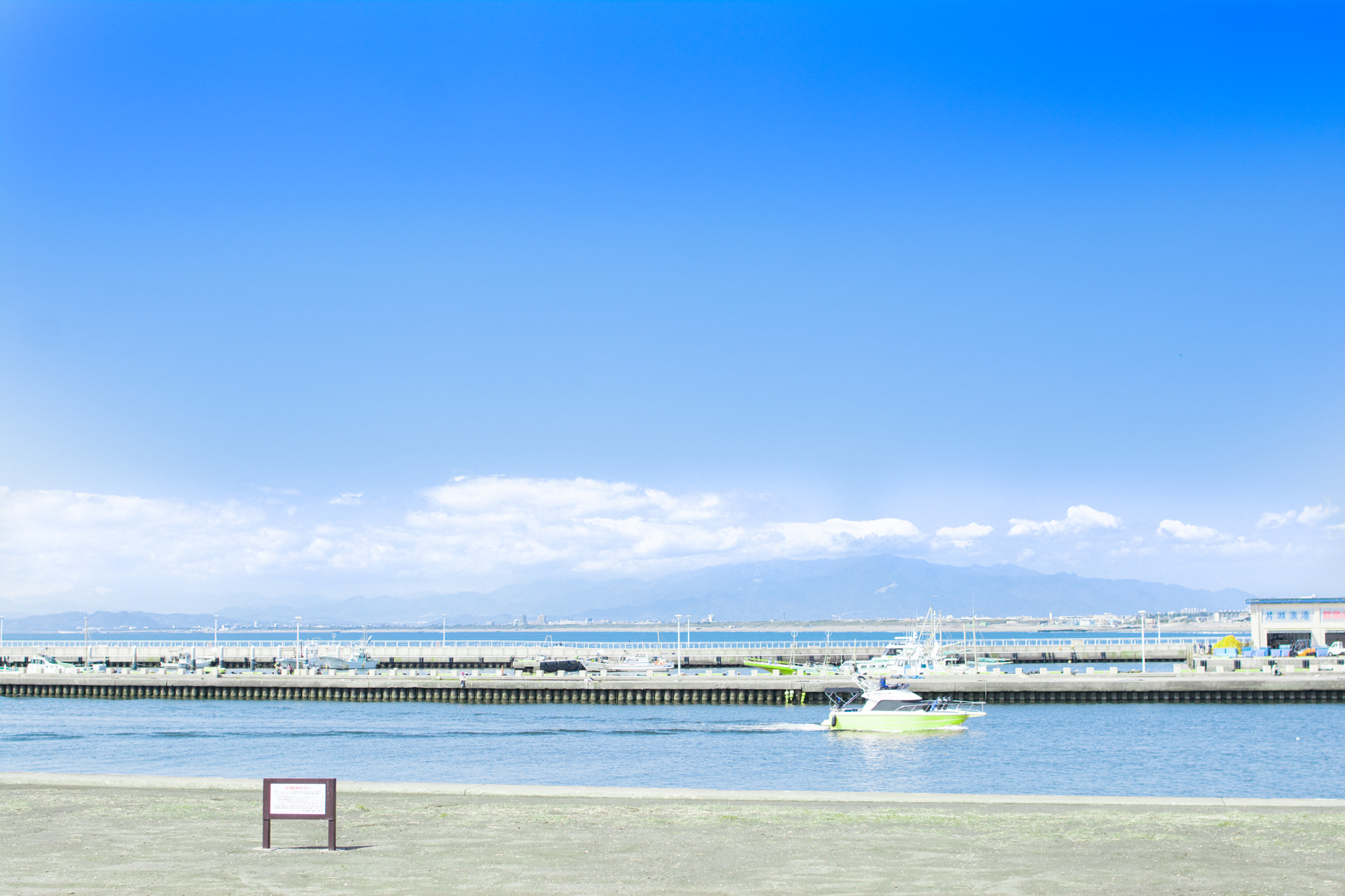 Nikon D7100 + Nikon AF-S Nikkor 28mm F1.8G sample photo. The blue sky and the boat photography