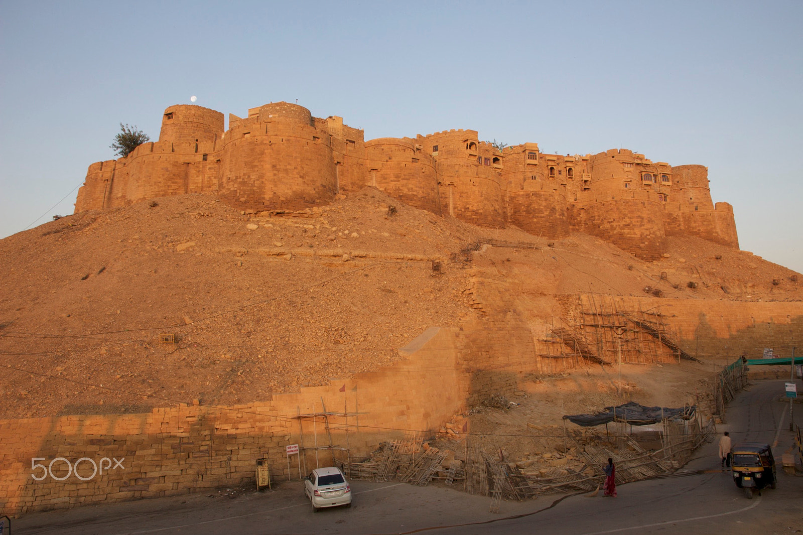 Canon EOS 100D (EOS Rebel SL1 / EOS Kiss X7) sample photo. One end of jaisalmer fort at sunrise photography
