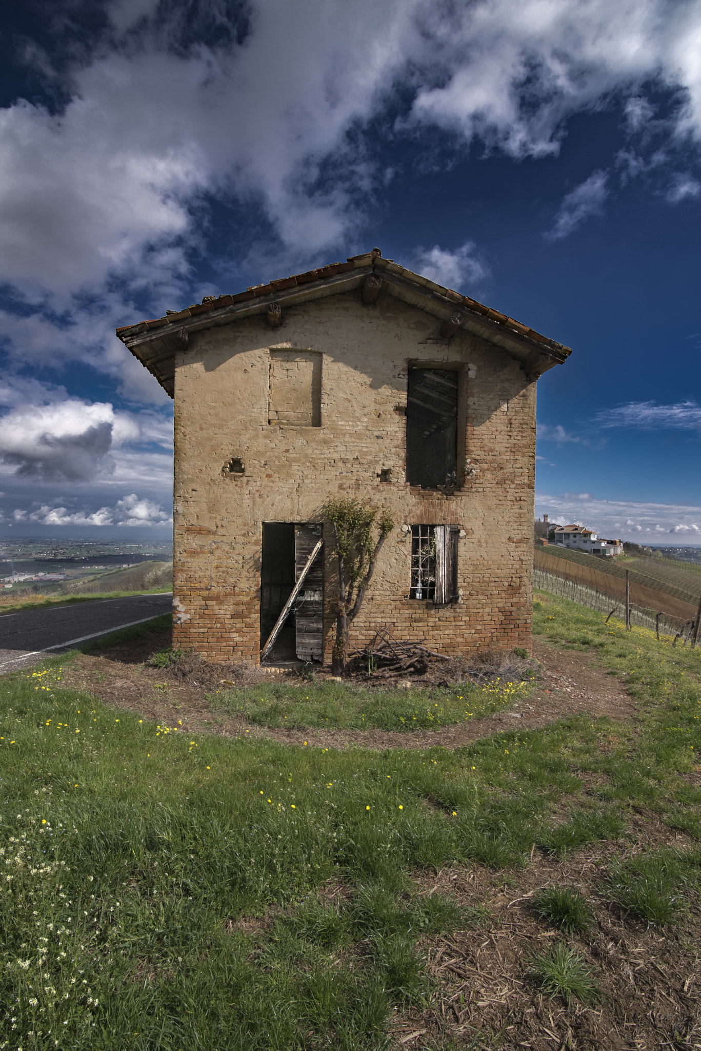 Tokina AT-X 16-28mm F2.8 Pro FX sample photo. Lost photography
