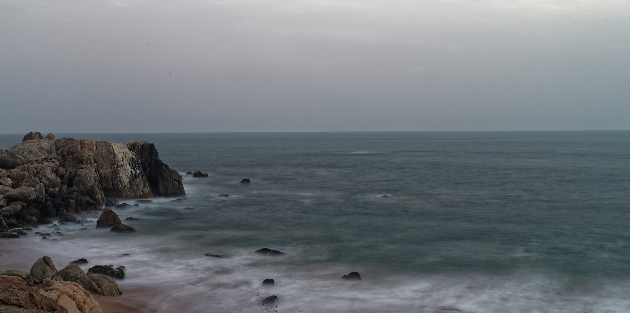 Nikon AF Nikkor 35mm F2D sample photo. Rockscape at muttom beach photography