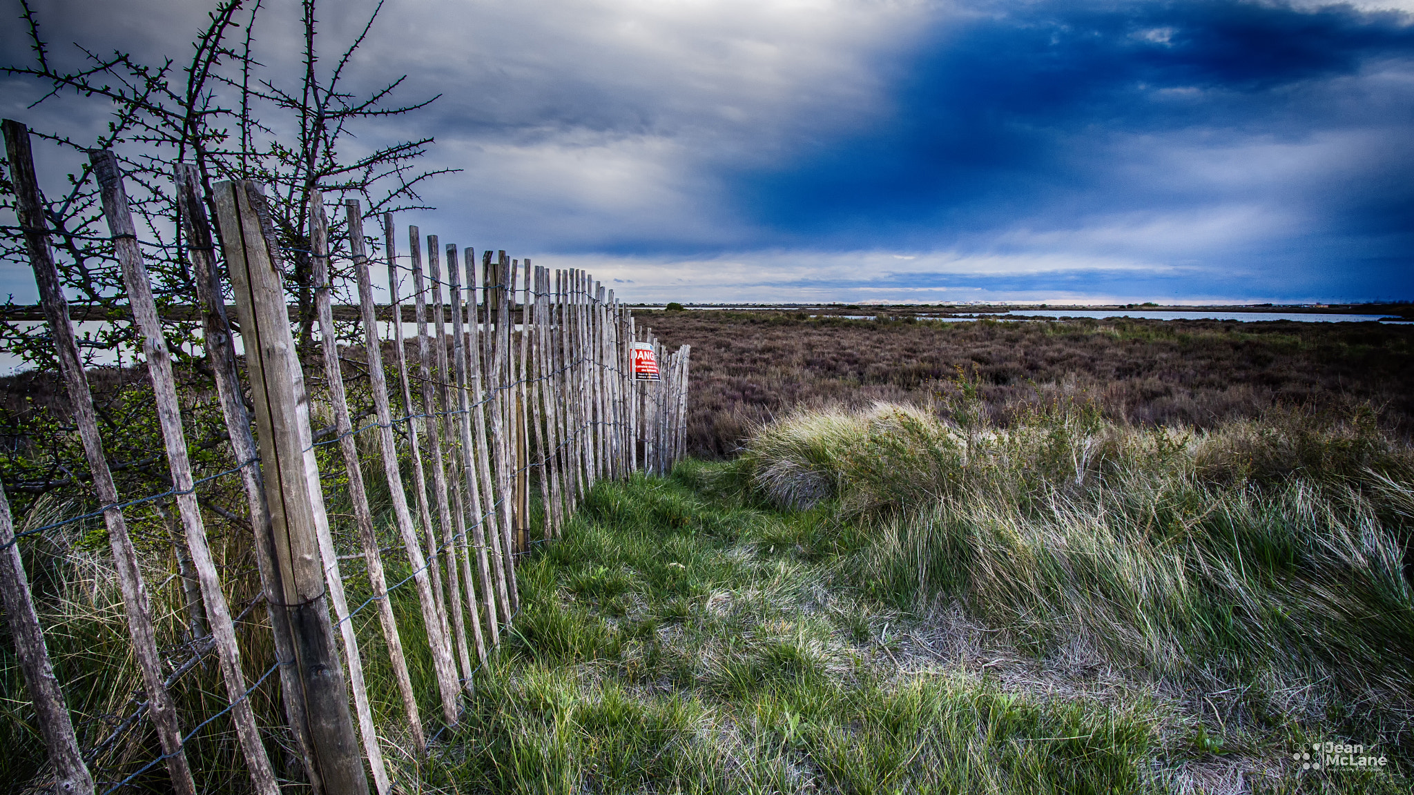 Canon EF-S 10-22mm F3.5-4.5 USM sample photo. Lost fences. photography