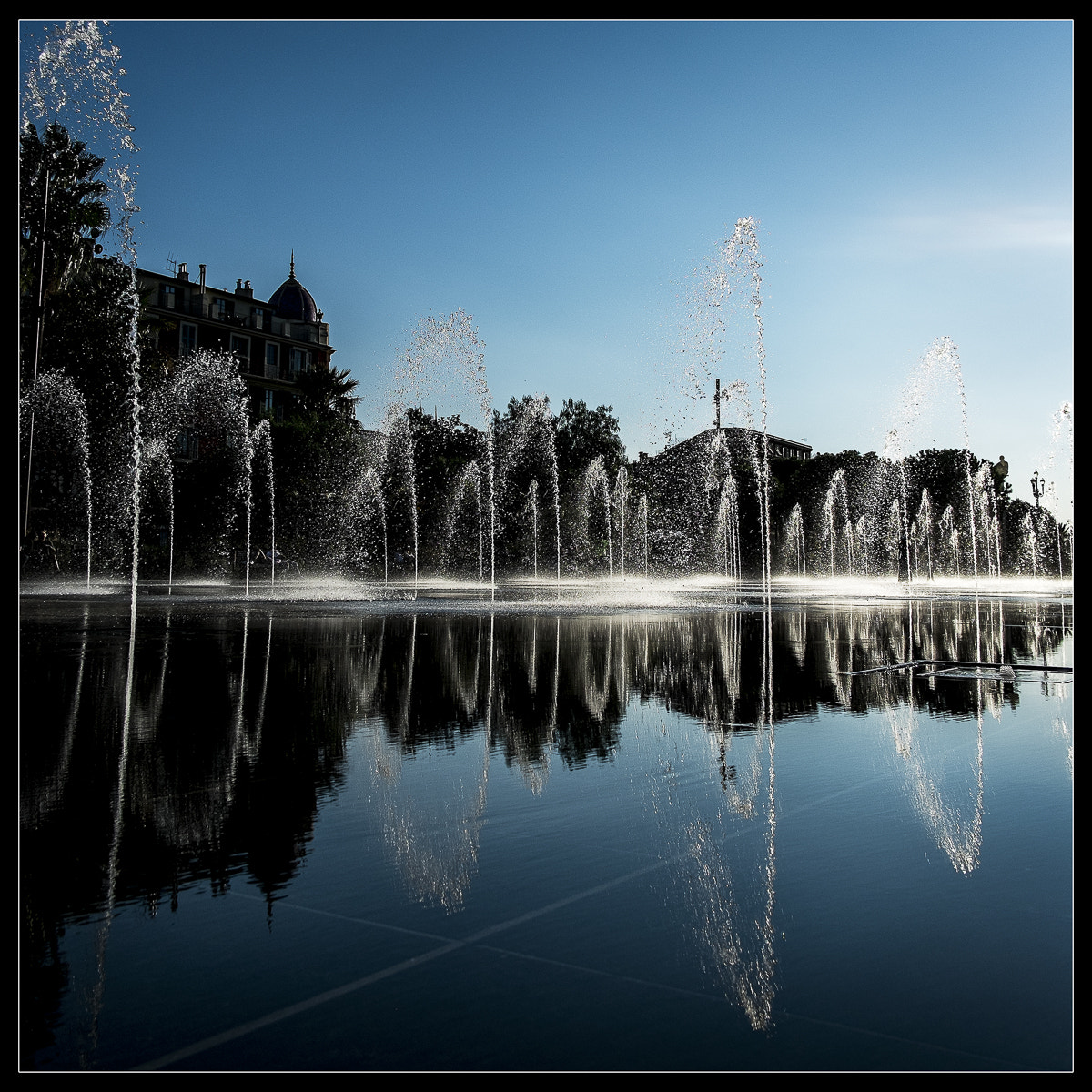 Fujifilm X-Pro1 + Fujifilm XF 18mm F2 R sample photo. Large water feature in the centre of nice,france. photography