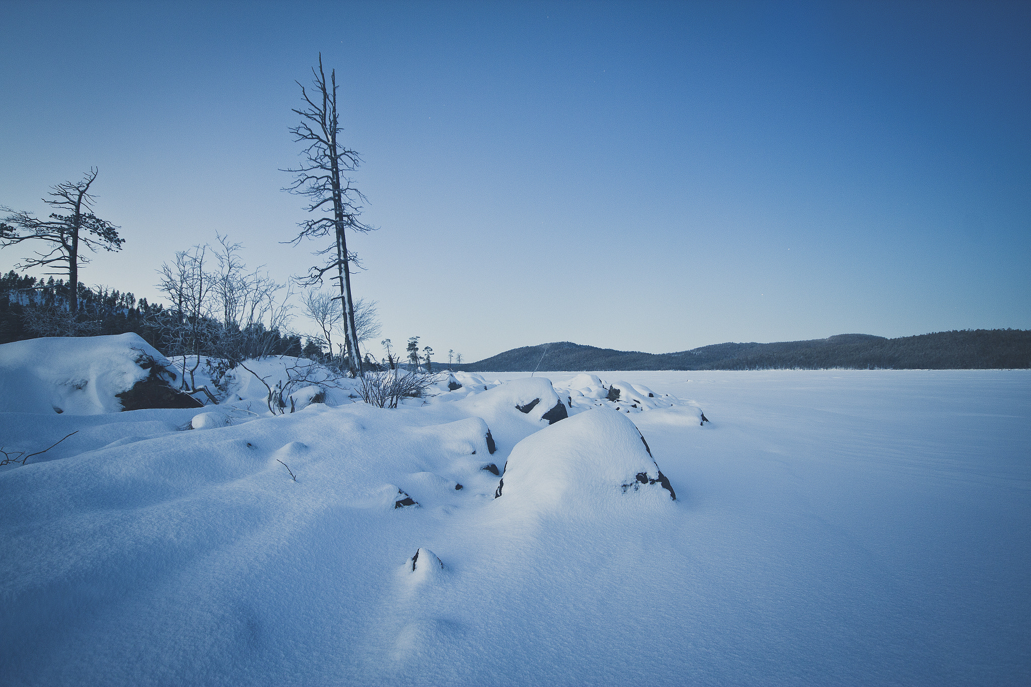 Canon EOS 60D + Sigma 10-20mm F4-5.6 EX DC HSM sample photo. Frozen lake photography