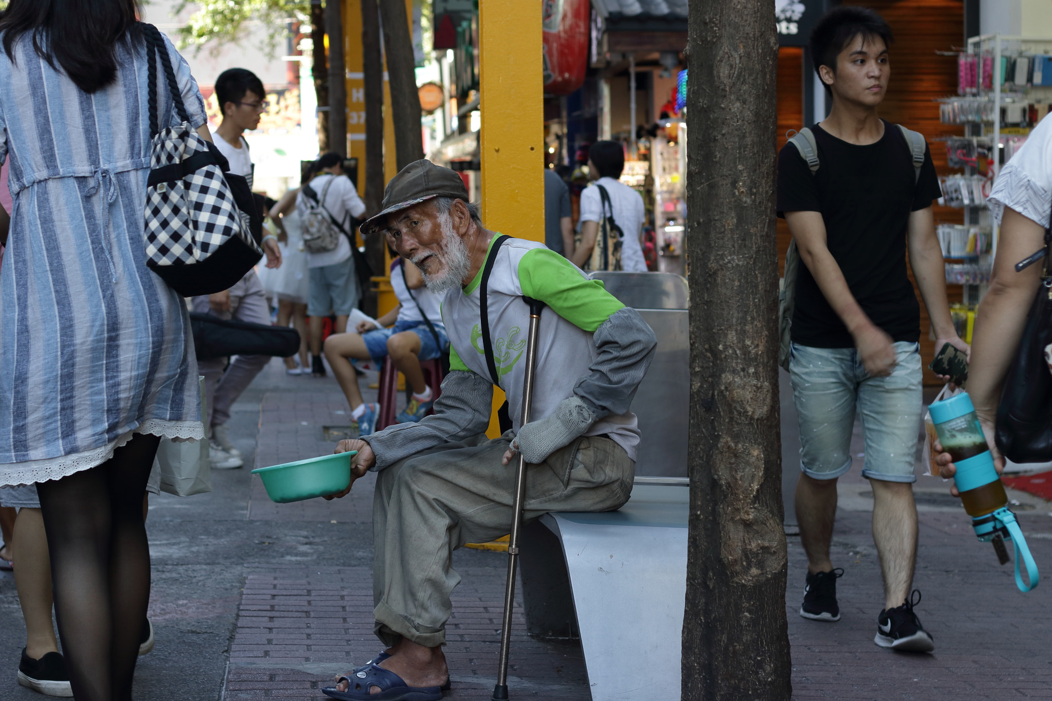 Canon EOS 760D (EOS Rebel T6s / EOS 8000D) + Canon EF 50mm F1.8 II sample photo. On the street photography