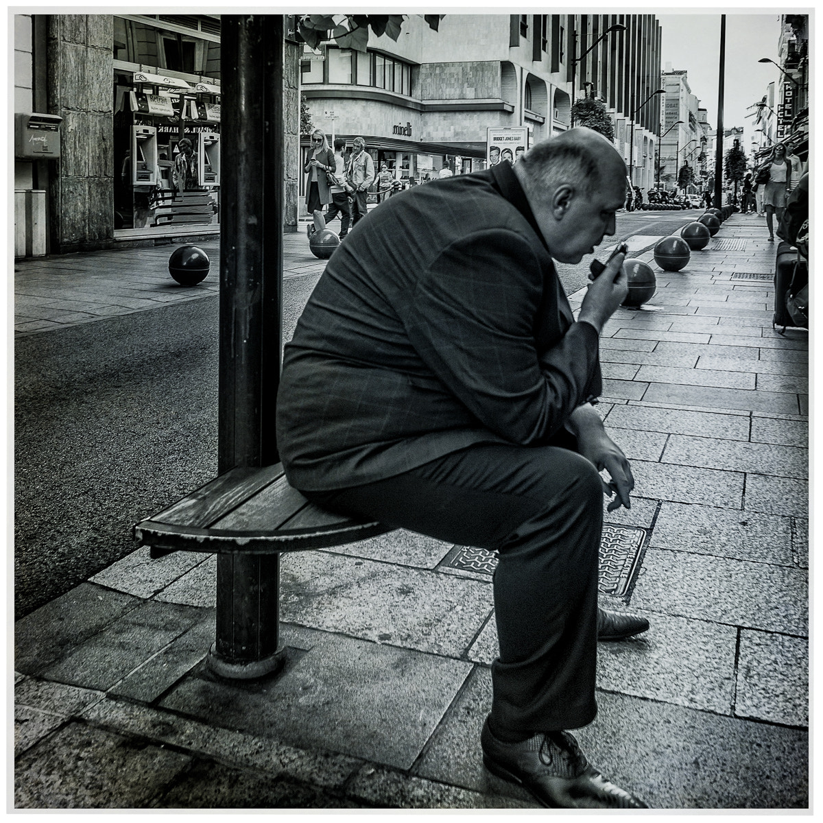 Fujifilm X-Pro1 + Fujifilm XF 18mm F2 R sample photo. Man on a mobile. photography