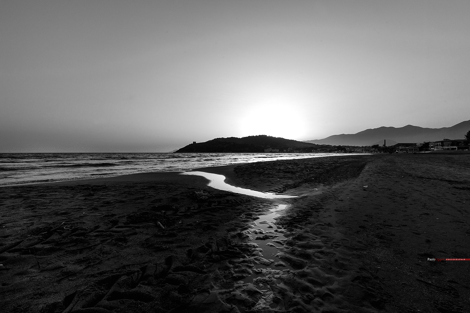 Canon EF 16-35mm F4L IS USM sample photo. The black beach photography