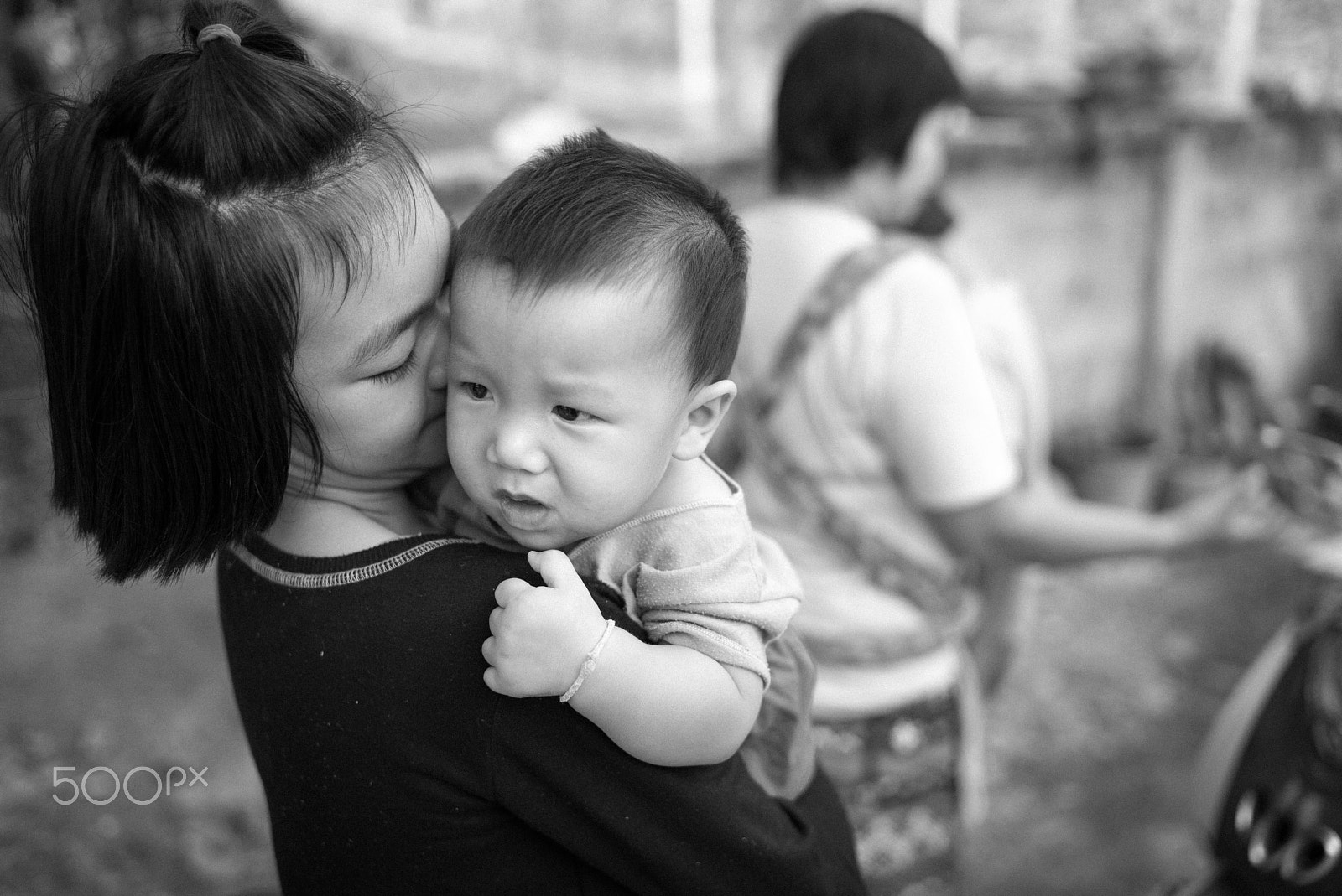 Leica Summilux-M 35mm F1.4 ASPH sample photo. Sister & little brother photography