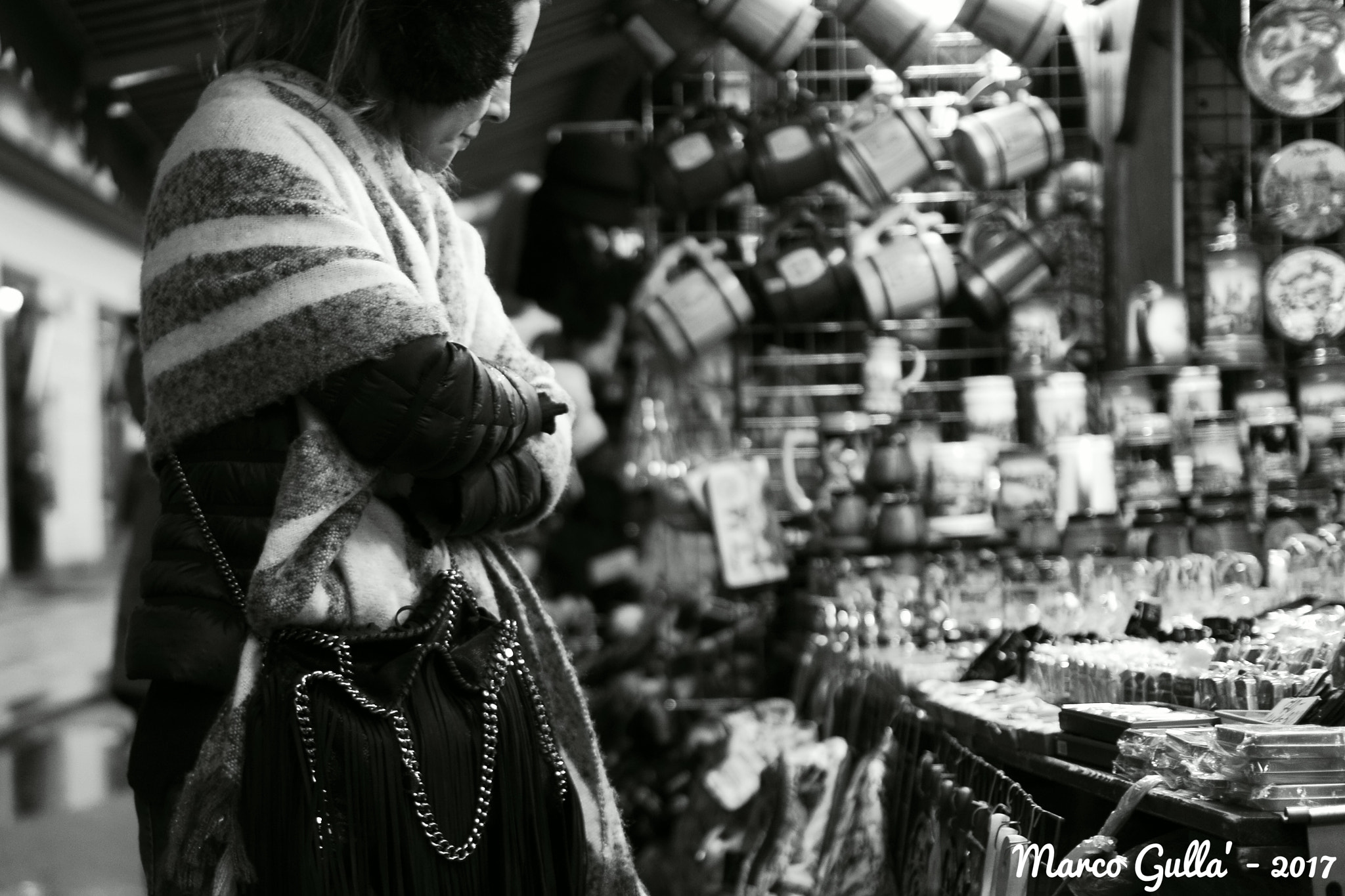 Sony SLT-A58 + Sony DT 35mm F1.8 SAM sample photo. Choosing a souvenir photography