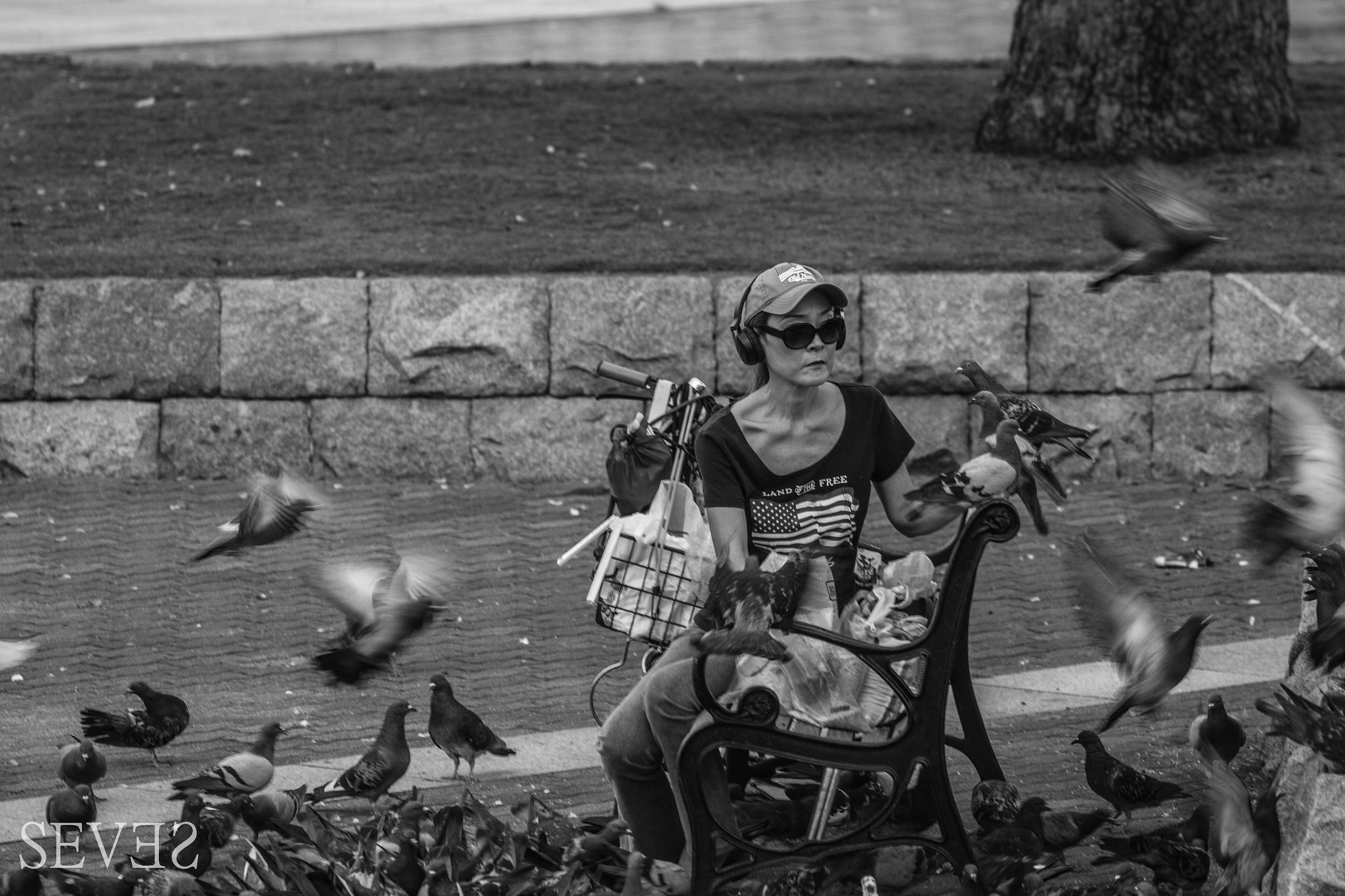 Canon EF 70-300mm F4-5.6L IS USM sample photo. Japonese woman and doves  photography