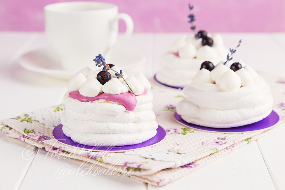 Canon EOS 650D (EOS Rebel T4i / EOS Kiss X6i) sample photo. Mini pavlova with black currant and lavender photography