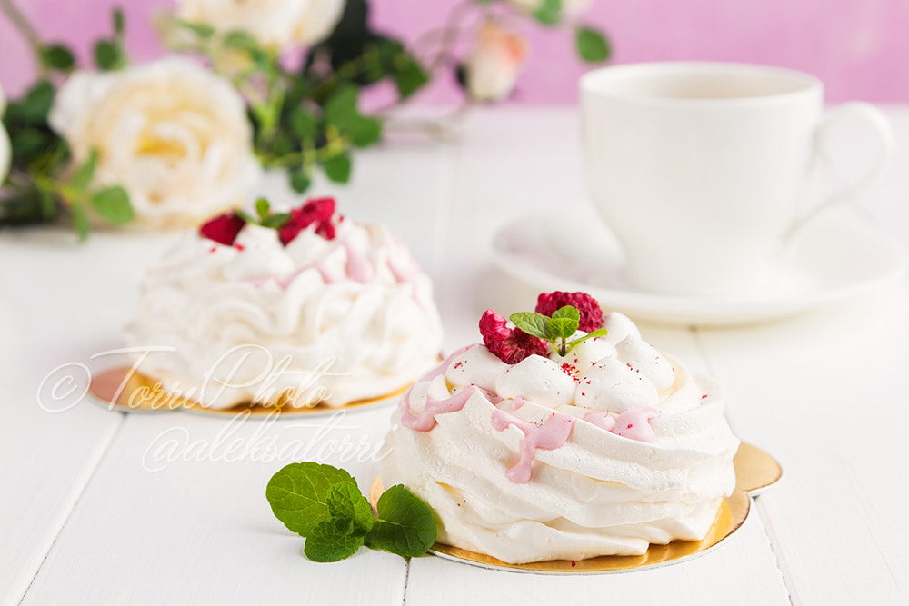 Canon EOS 650D (EOS Rebel T4i / EOS Kiss X6i) + Canon EF 24-105mm F4L IS USM sample photo. Mini pavlova with raspberries photography