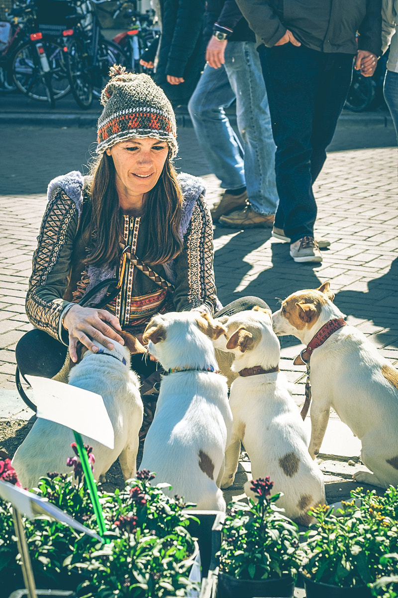 Fujifilm X-E2 + Fujifilm XF 55-200mm F3.5-4.8 R LM OIS sample photo. Four cuties on an amsterdam market photography
